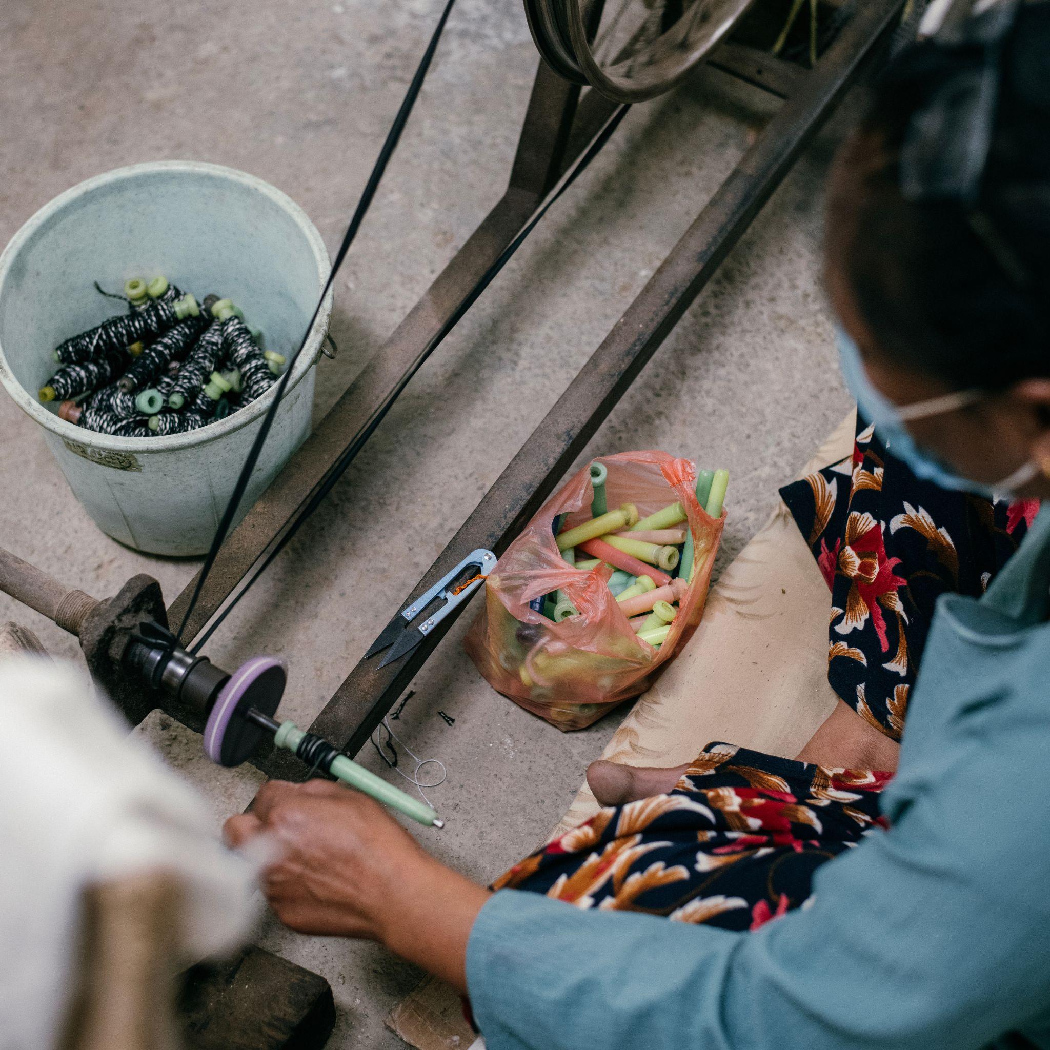 Plaid en mérinos doux tissé à la main Silica Chalk Off White and Gray Stripes Pattern en vente 6