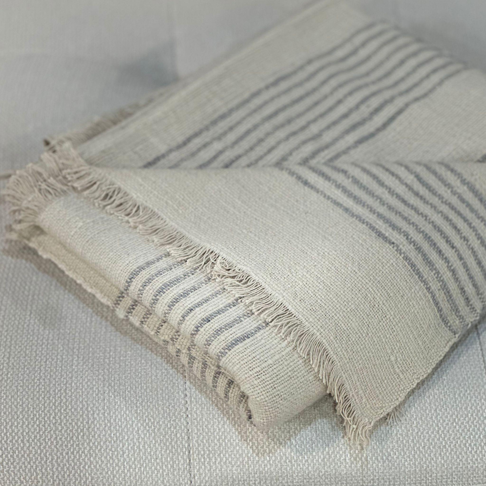 Fil de laine Plaid en mérinos doux tissé à la main Silica Chalk Off White and Gray Stripes Pattern en vente