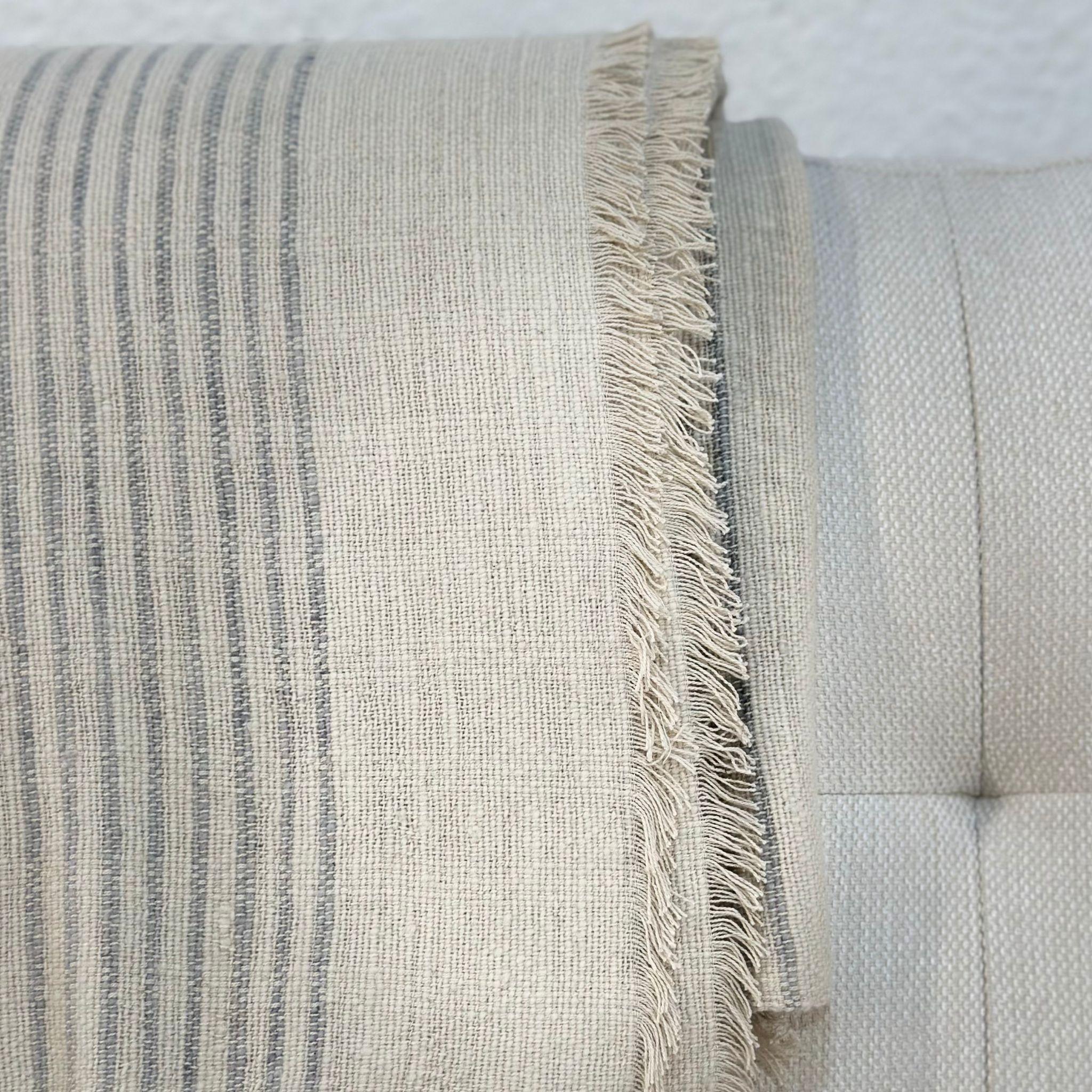 Plaid en mérinos doux tissé à la main Silica Chalk Off White and Gray Stripes Pattern en vente 1