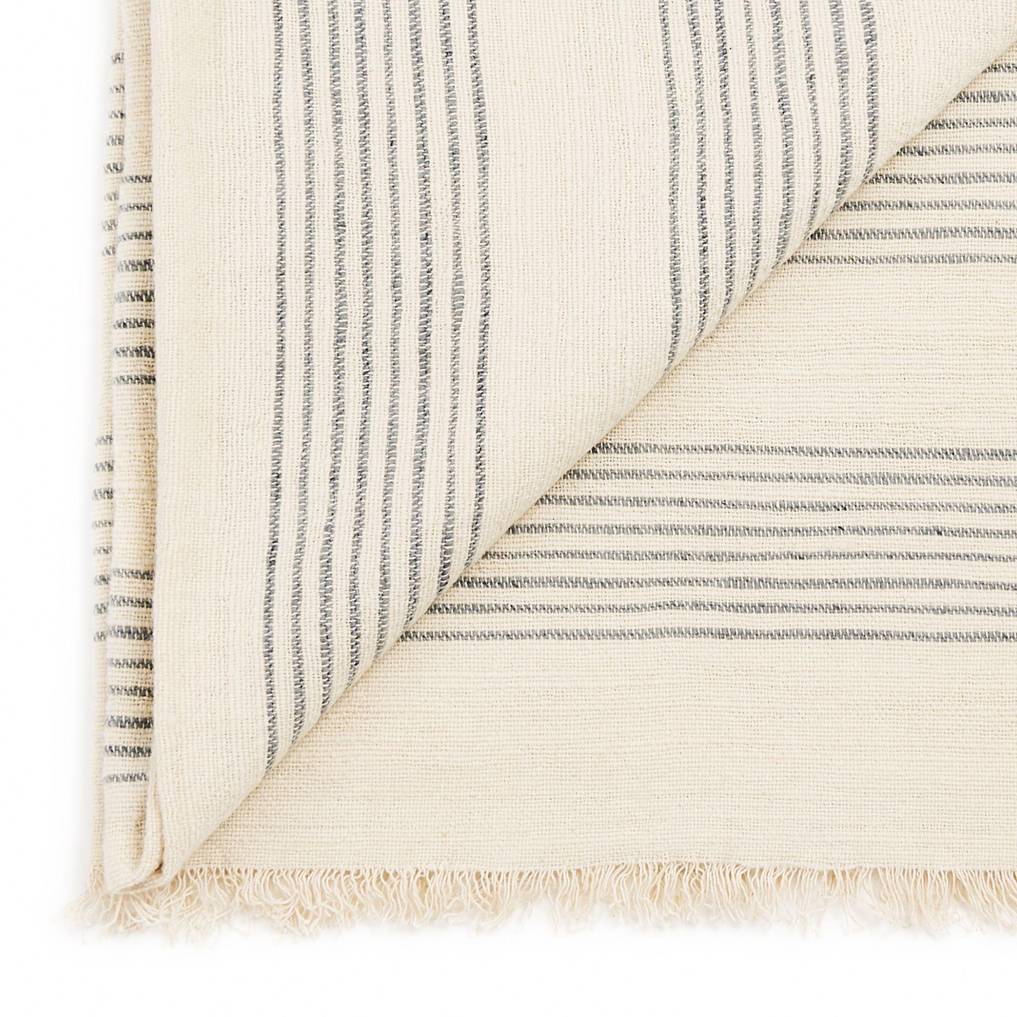 Nepalese Silica Gesso Bianco e Grigio a righe con motivo tessuto a mano in morbida lana merino in vendita
