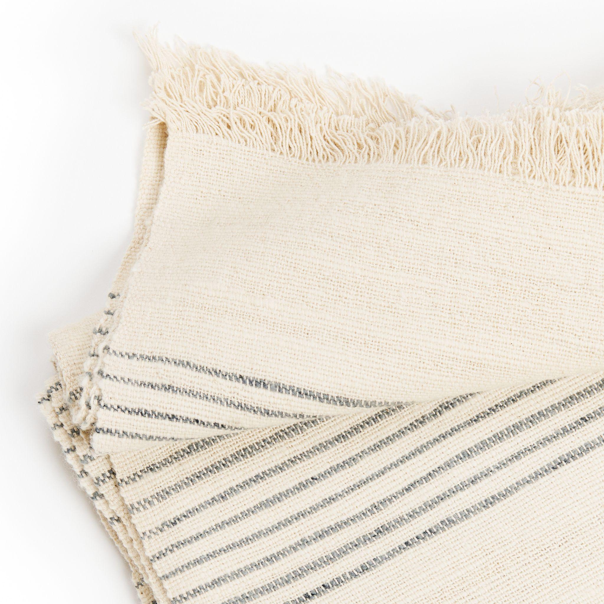 Tessuto a mano Silica Gesso Bianco e Grigio a righe con motivo tessuto a mano in morbida lana merino in vendita