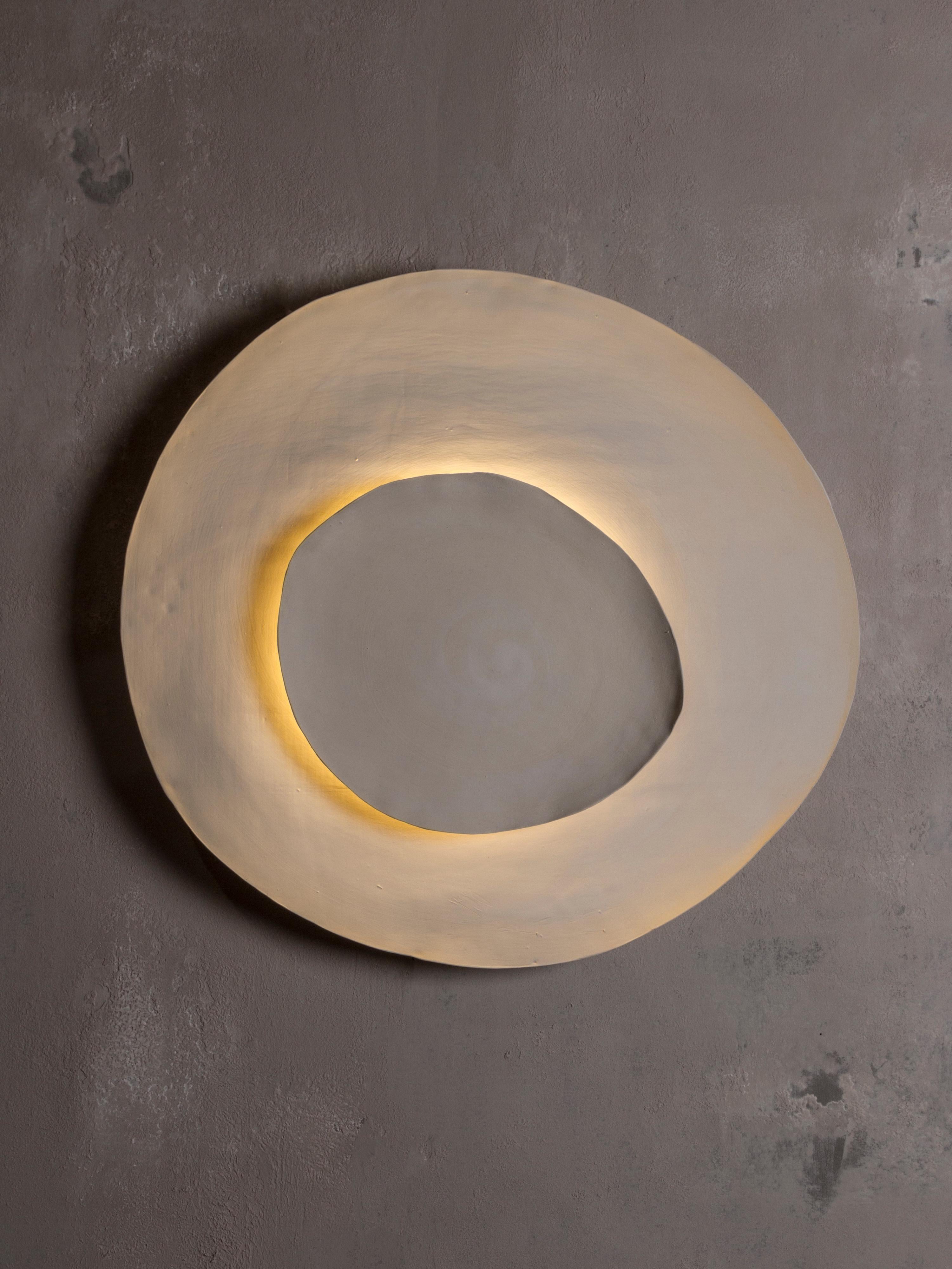 Silk #16 wall light by Margaux Leycuras
One of a Kind. Signed and numbered.
Dimensions: Ø 54 x H 57 cm.
Material: Ceramic, sandy stoneware platters with a porcelain slip finish.
The piece is signed, numbered and delivered with a certificate of