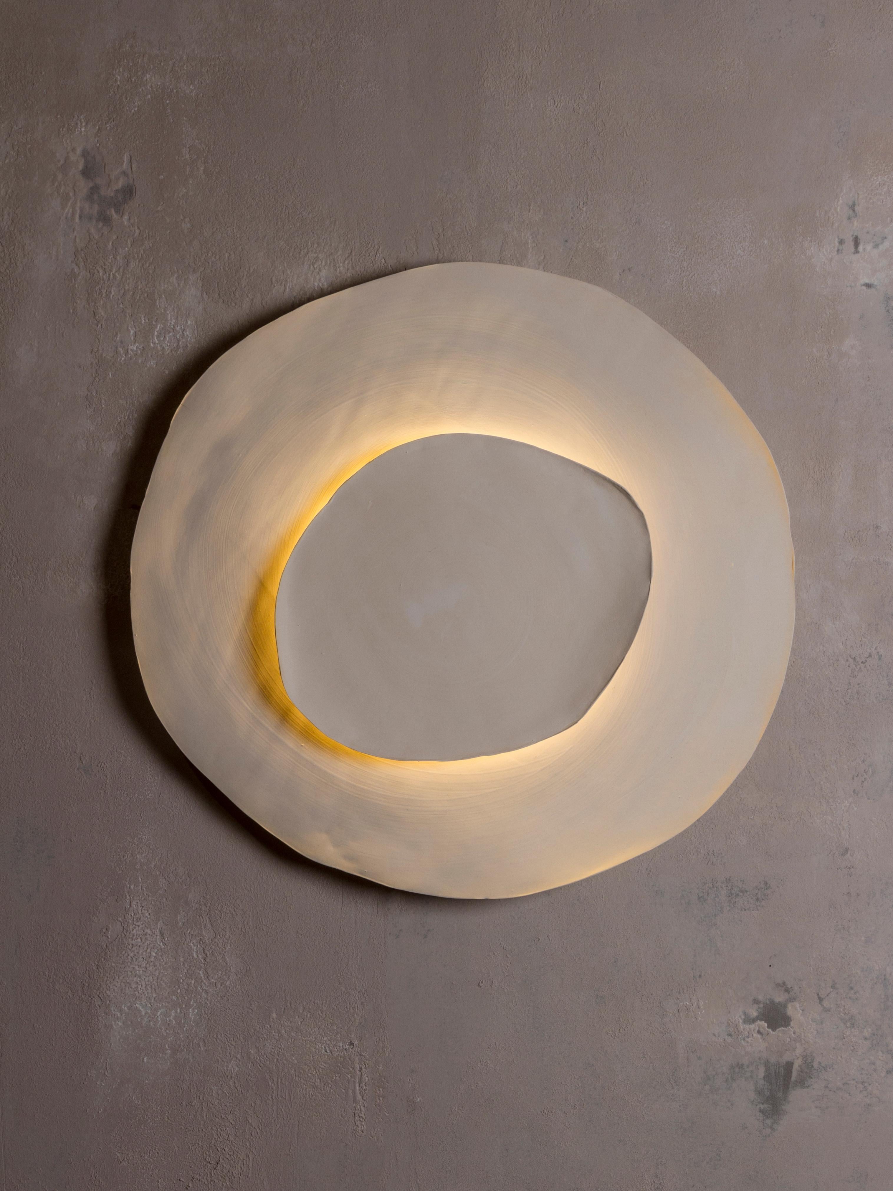Silk #17 wall light by Margaux Leycuras
One of a Kind. Signed and numbered.
Dimensions: Ø 51 x H 56 cm.
Material: Ceramic, sandy stoneware platters with a porcelain slip finish.
The piece is signed, numbered and delivered with a certificate of