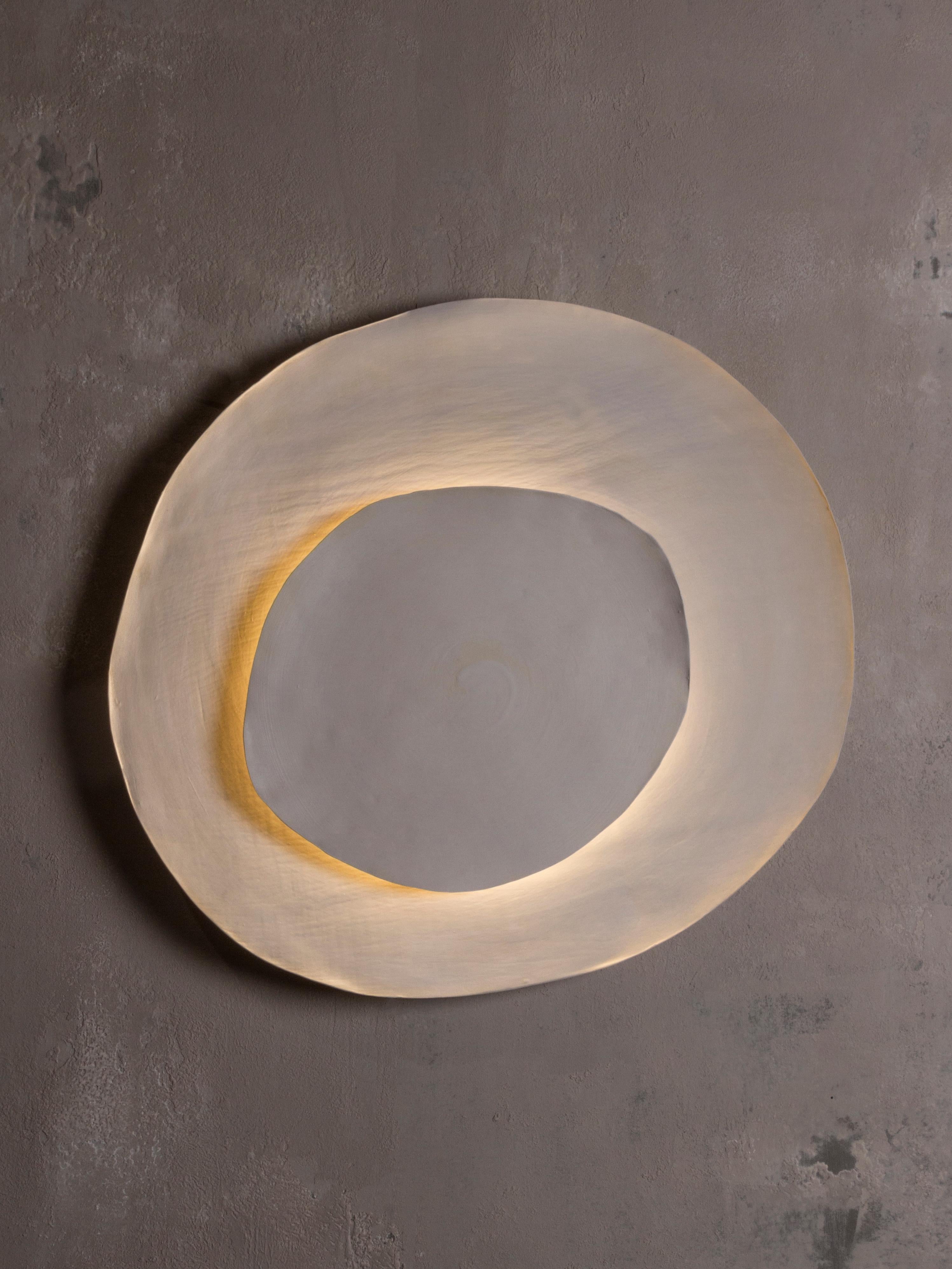 Silk #18 wall light by Margaux Leycuras
One of a Kind. Signed and numbered.
Dimensions: Ø 51 x H 56 cm.
Material: Ceramic, sandy stoneware platters with a porcelain slip finish.
The piece is signed, numbered and delivered with a certificate of