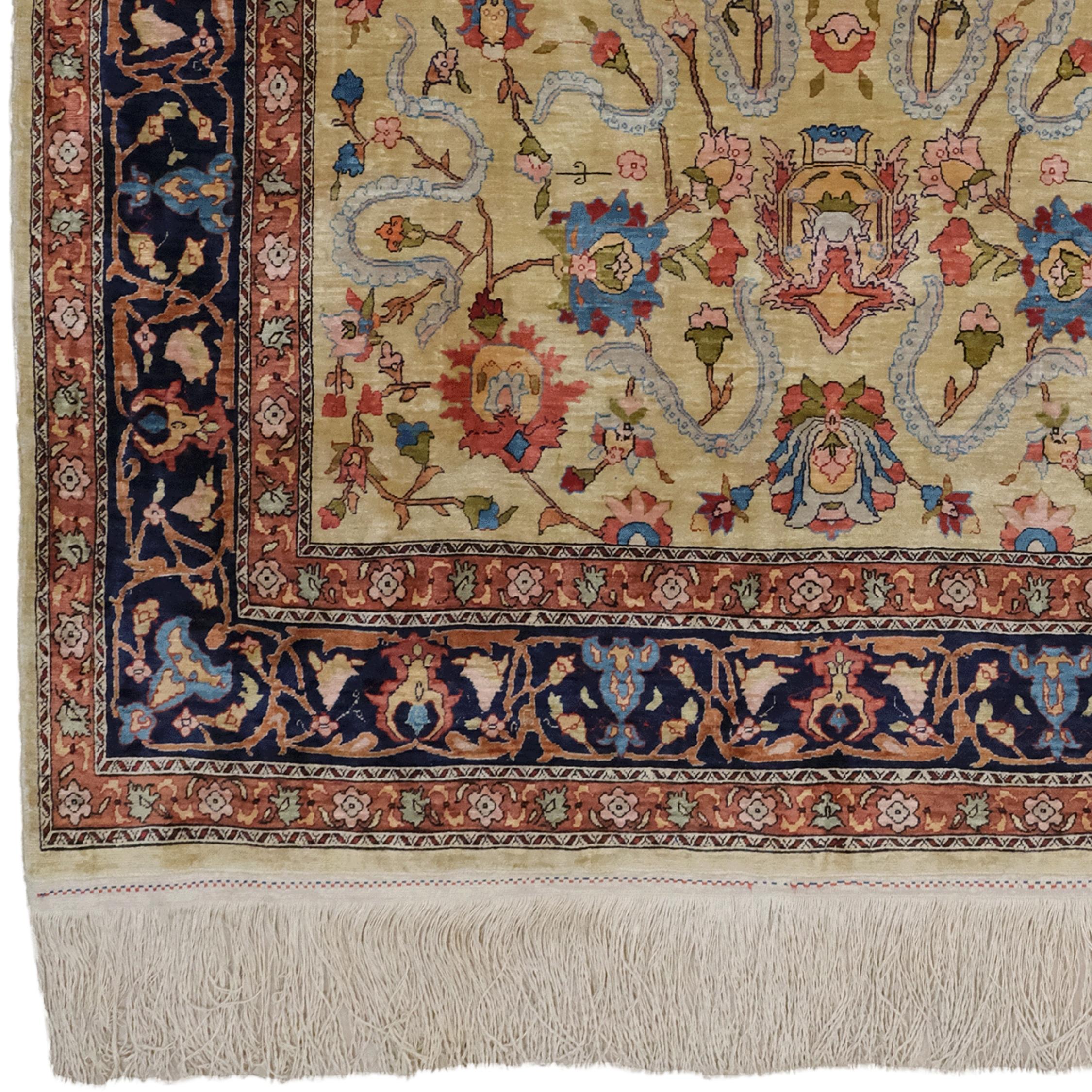 Tappeto Hereke in seta dell'Anatolia - Inizio XX secolo

Porta a casa tua un raffinato esempio di tessitura turca con questo raro tappeto di seta Hereke dei primi del Novecento. Hereke era un tempo rinomato come centro di produzione di tappeti