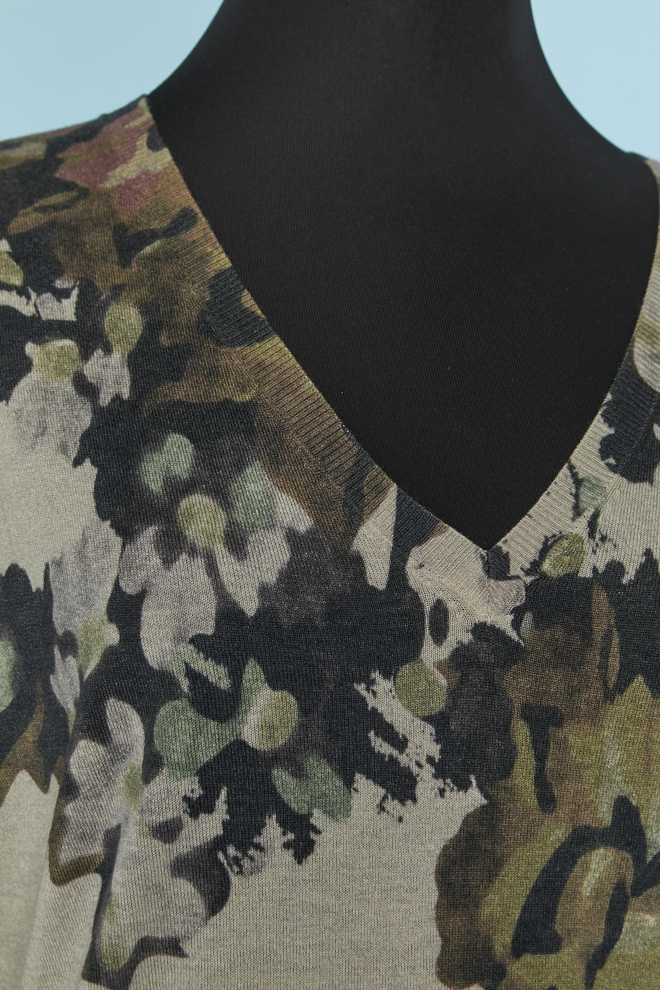 Jersey de seda y cachemira con estampado de flores. Composición del punto: 55% seda, 45% cachemira.
TALLA 44 (It) 40 (Fr) L 