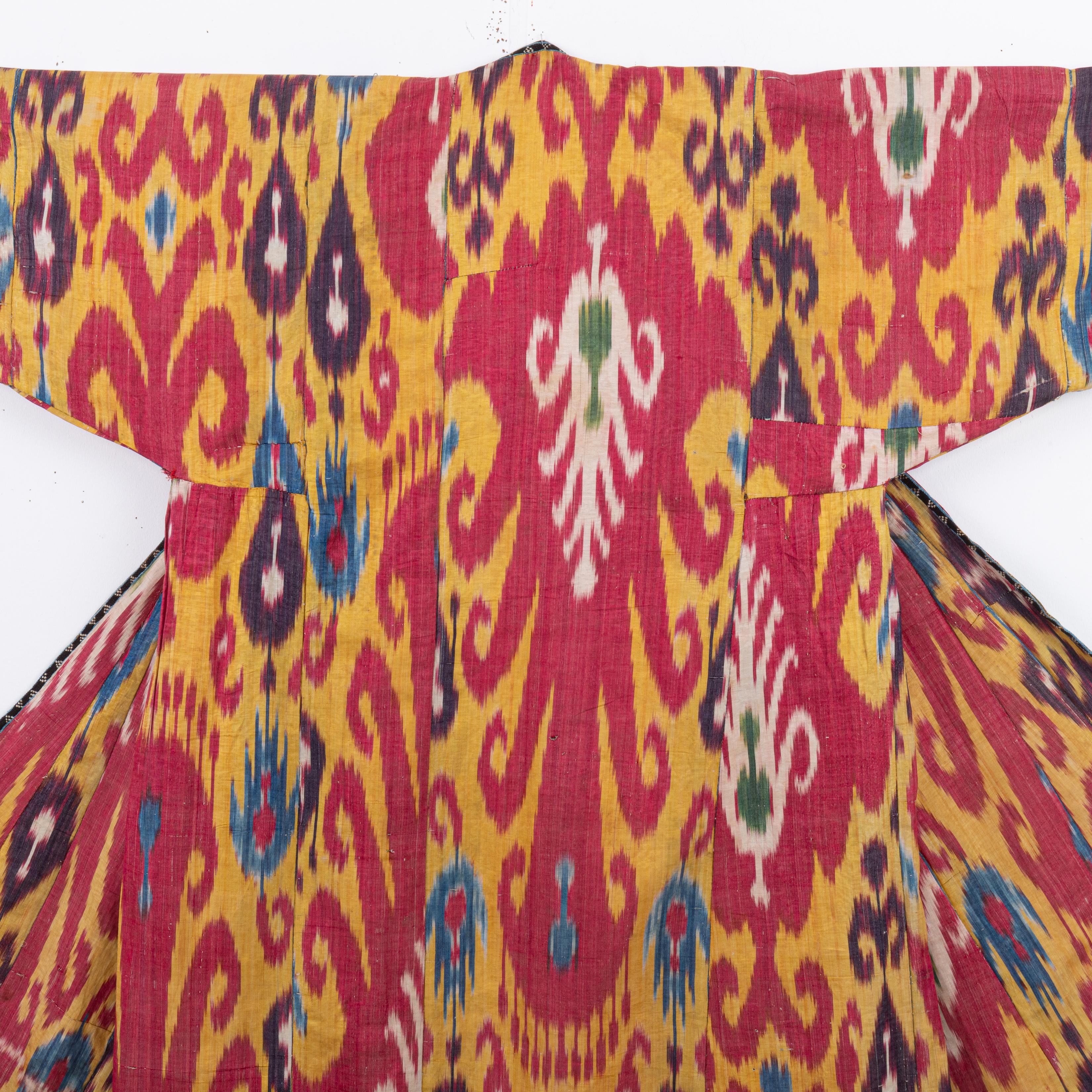 Silk and Cotton  Ikat Chapan, Uzbekistan, Late 19th Century. In Fair Condition For Sale In Istanbul, TR