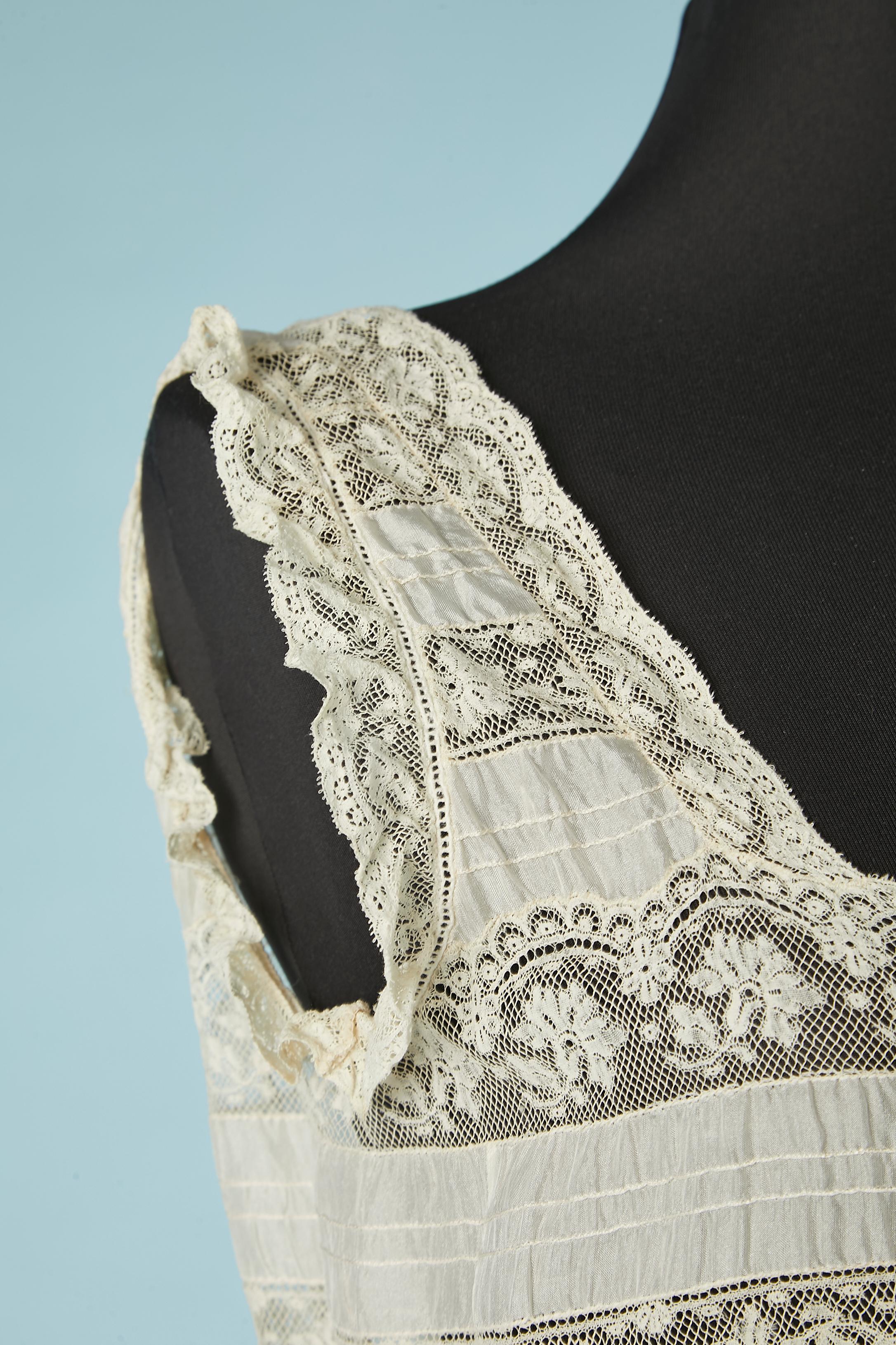 Silk and lace lingerie romper with buttons in the middle front Circa 1900's  In Excellent Condition In Saint-Ouen-Sur-Seine, FR