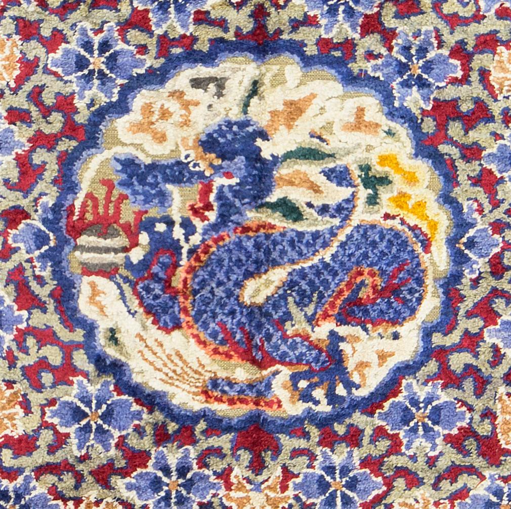 Un tapis chinois extrêmement rare en soie et fils métalliques en excellent état général mesurant 8' 9