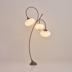 Lampadaire "palmier" en soie et organza sur métal par Aqua Creations