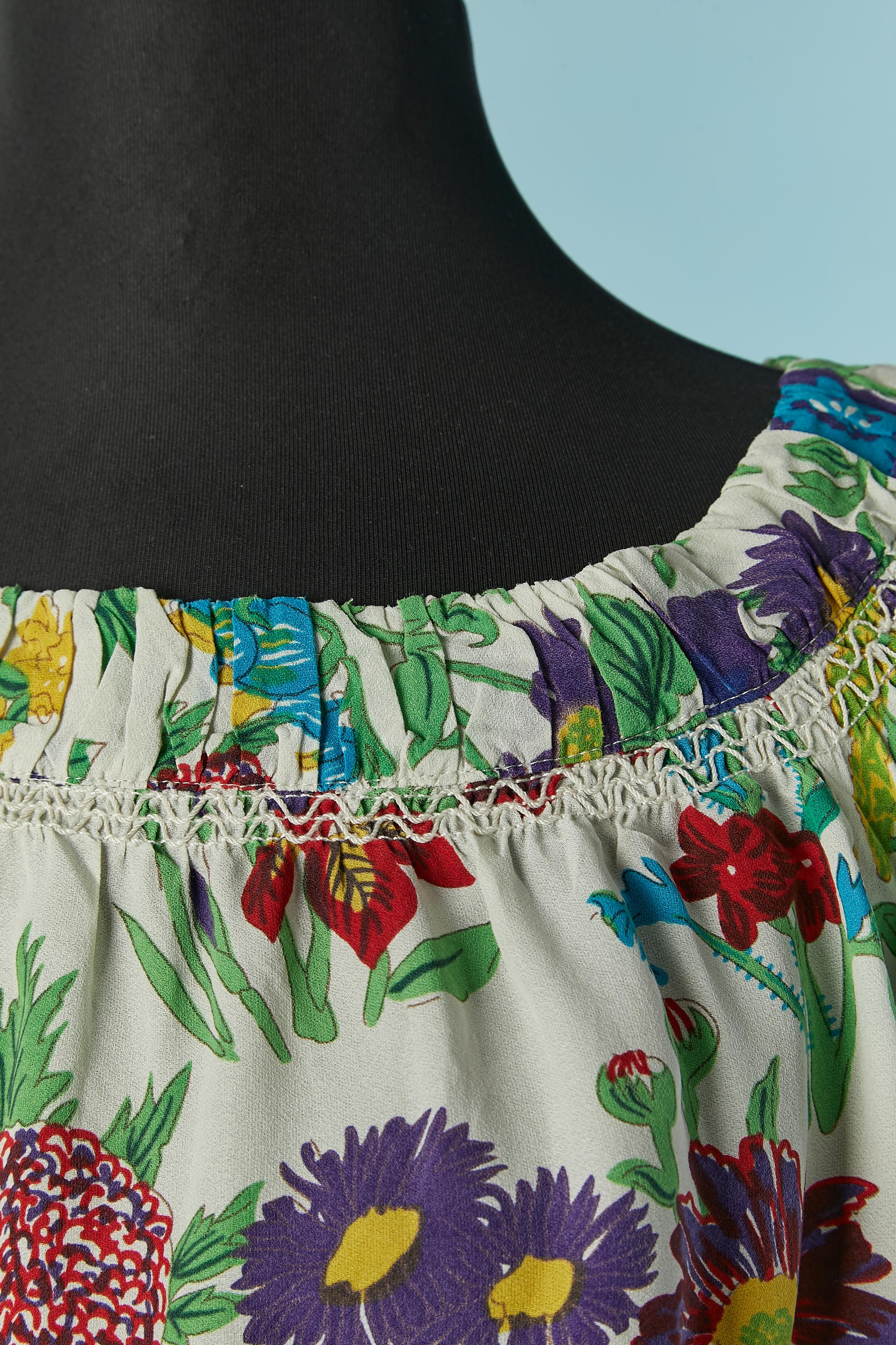 Silk ( 42%) and rayon ( 58%) blouse with flower print. Gather around the neckline and top-stitching. 
SIZE 44 (It) 8(US) 40 (Fr) L 
