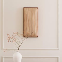 Lámpara de pared y techo de seda y madera "Simon Says Maybe" de Aqua Creations