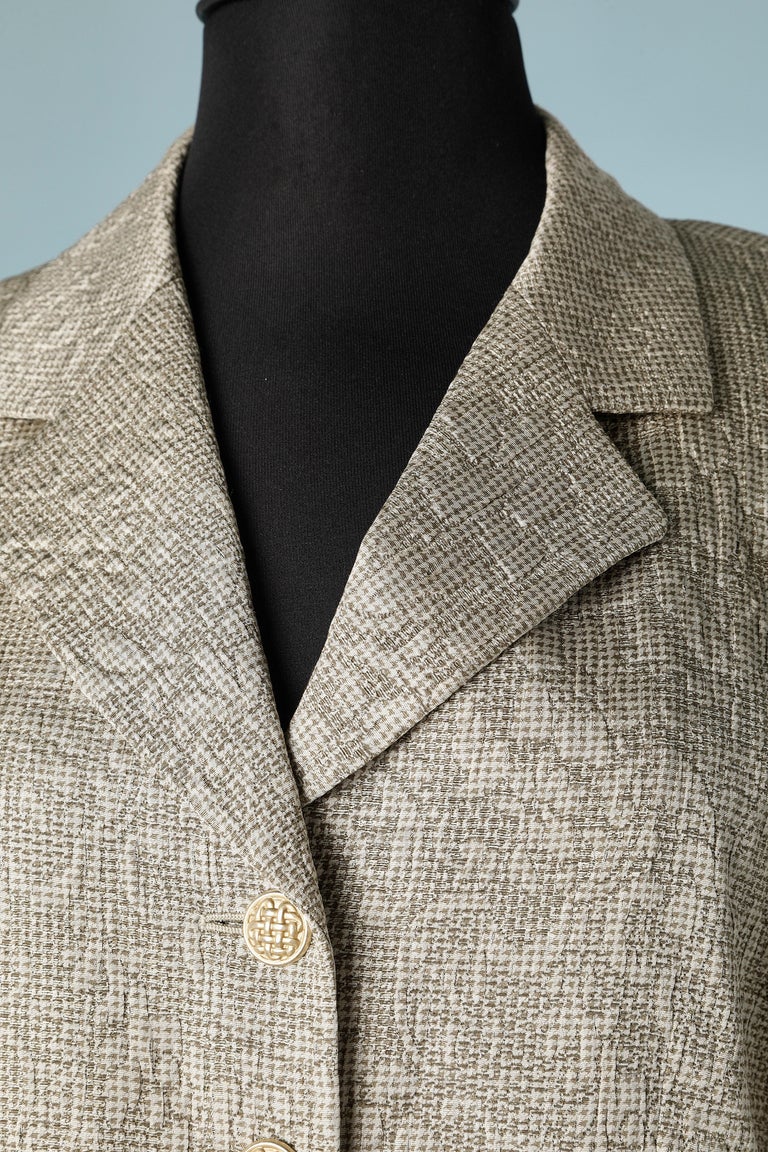 Silk and wool grey brocade's diner jacket with micro houndstooth pattern.
Gold metal buttons. Shoulder pads.
SIZE 36 (S/ Us)