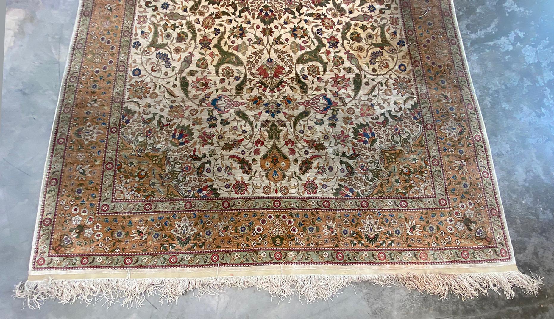 Alfombra de mediados y finales del siglo XX con intrincados  Diseño persa, colores claros con jarrones en cada esquina, finamente anudado a mano y tejido con  Tamaño: 8,66 x 11 pies.
  