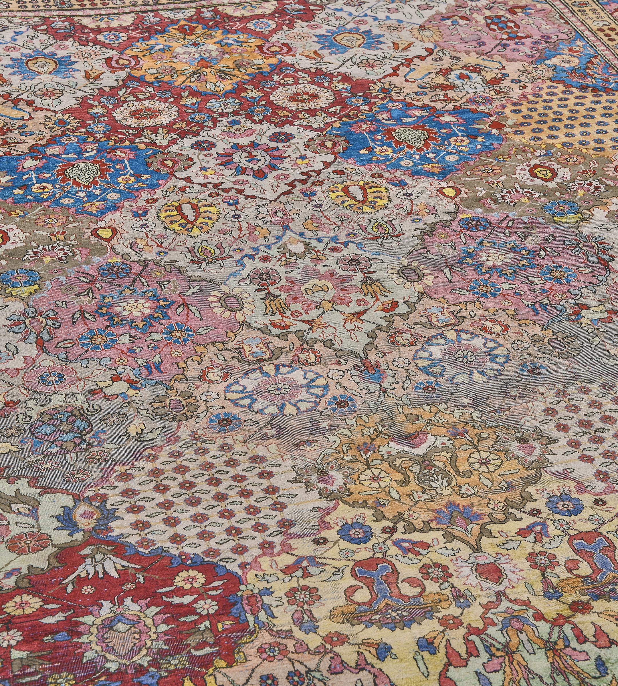 Dieser traditionelle, handgewebte persische Fereghan-Teppich hat ein mehrfarbiges Seidenfeld mit einem traditionellen Gartenmuster in einer arabeskenähnlichen Rautenbordüre zwischen zarten goldenen und silbernen geometrischen und rankenförmigen