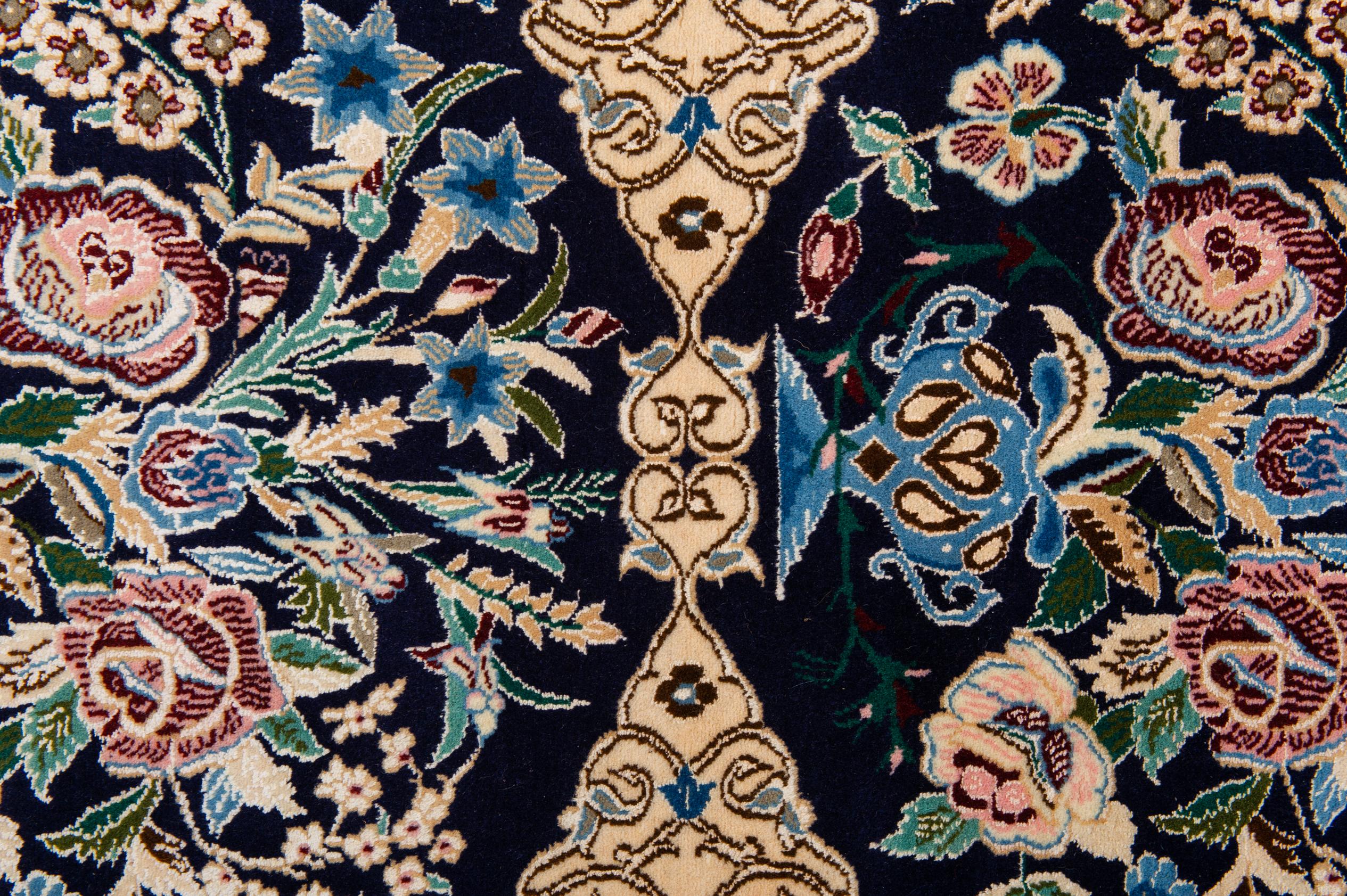 Silk Blend Agra Carpet In Excellent Condition For Sale In Alessandria, Piemonte