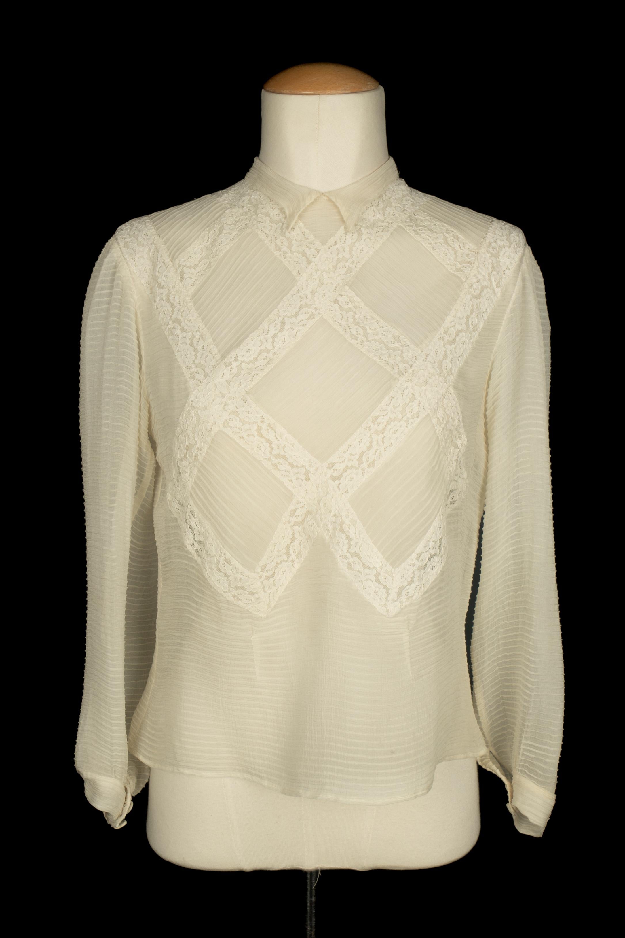 UNKNOWN - Lace and silk blouse. Composition and size labels missing, it fits a 36FR.

Condition:
Good condition

Dimensions:
Shoulder width: 38 cm - Chest: 45 cm - Sleeve length: 49 cm - Length: 55 cm

SKU:FH282


