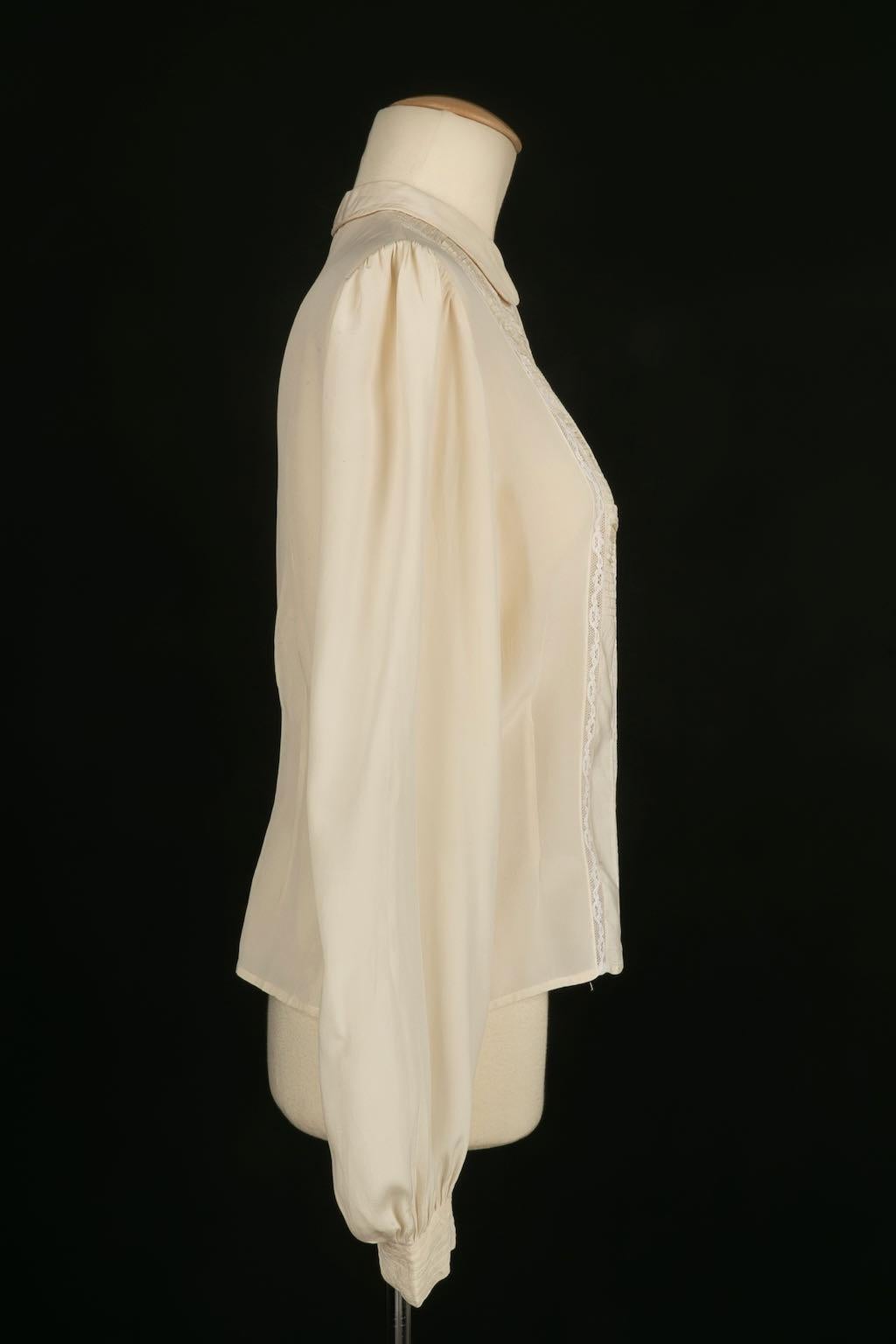 ANONYMOUS -Silk and lace blouse. No size or composition label, fits a size 36FR.

Condition:
Good condition

Dimensions:
Shoulder width: 38 cm - Chest: 43 cm - Sleeve length: 65 cm

SKU:FH34