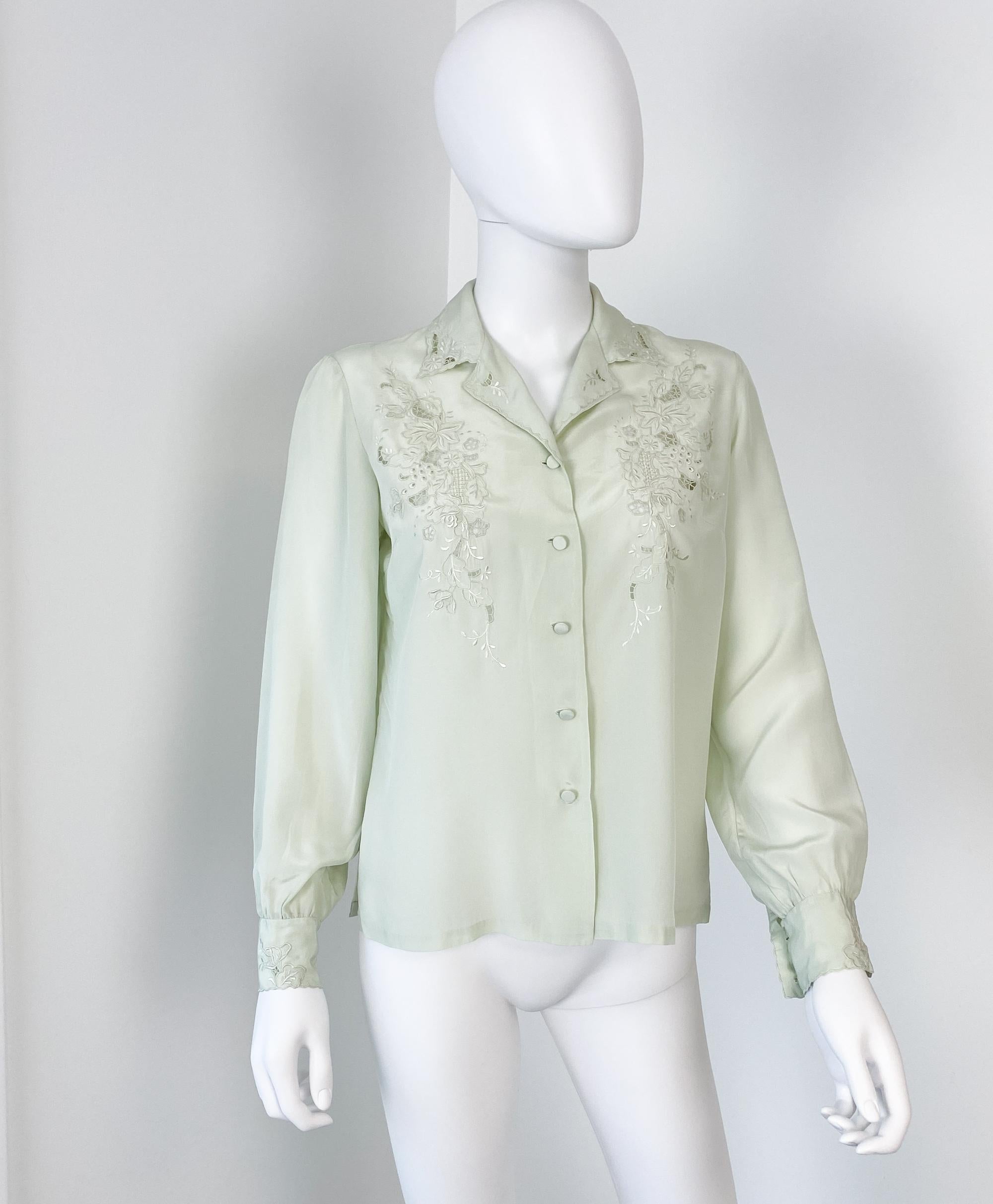 Camicetta vintage anni '60 in crepe di seta verde mandorla con ricamo frontale
Delicata e particolare, questa camicetta vintage degli anni '60 è un esempio senza tempo di artigianato raffinato e glamour sobrio. Realizzato in lussuosa seta in una