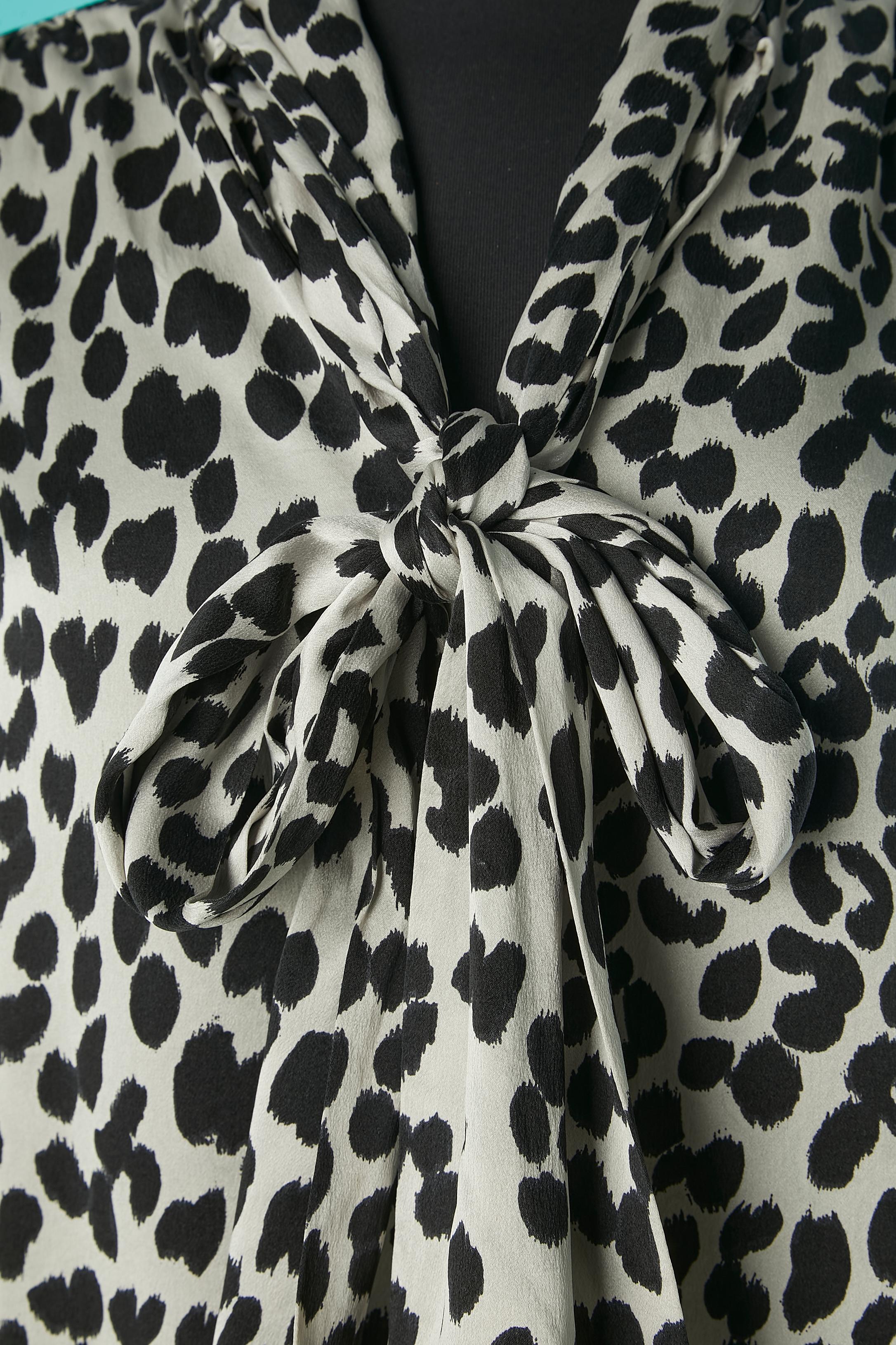 Silk blouse with bow tie and animal print. 
One button and buttonhole on the cuffs. 
SIZE 36 (Fr) M 