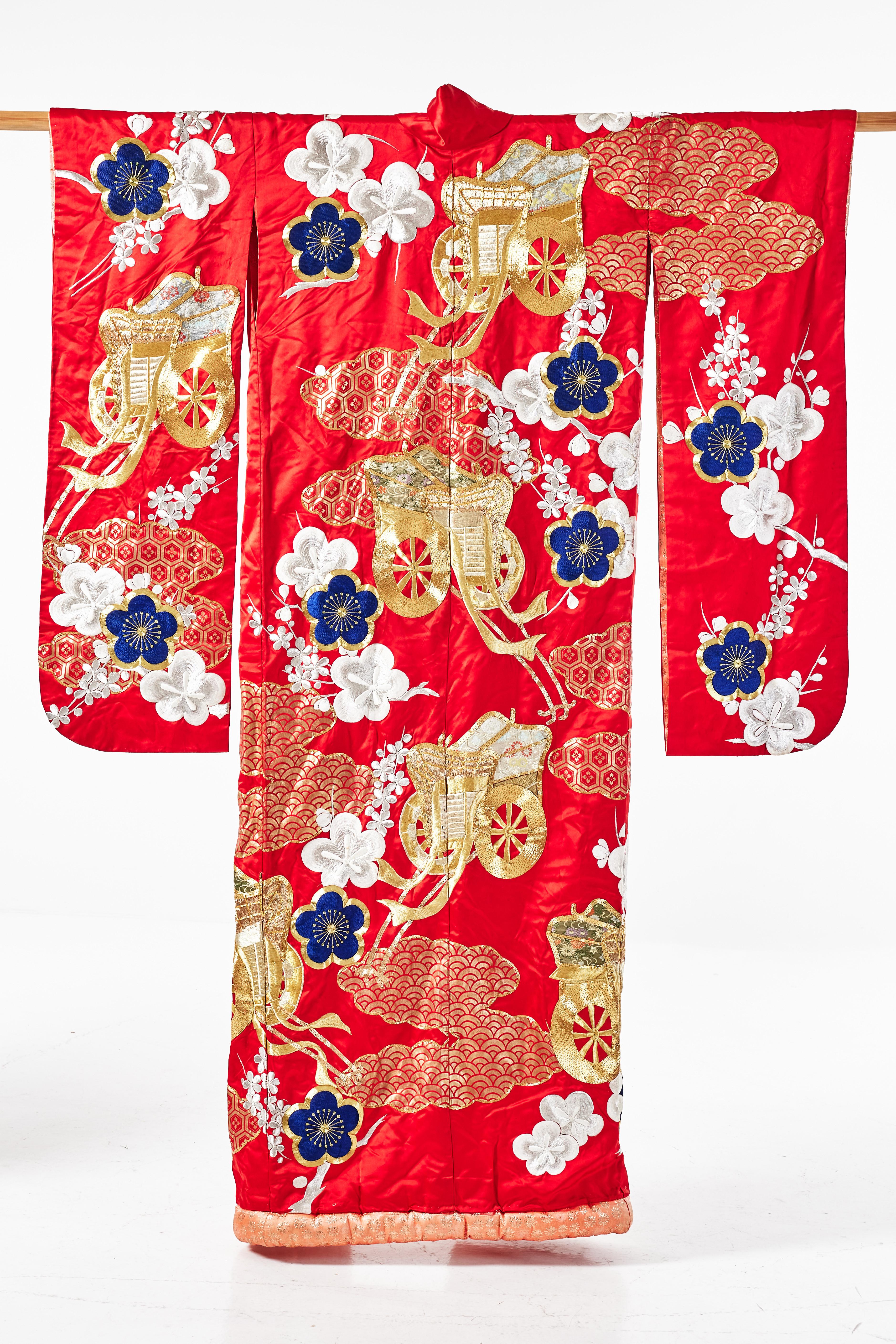 Kimono japonais, richement décoré de broderies polychromes avec des fils de soie et métalliques, ensemble de soie rouge vif, décor brodé et appliqué, motif de fleurs et de chariot en fer à cheval.