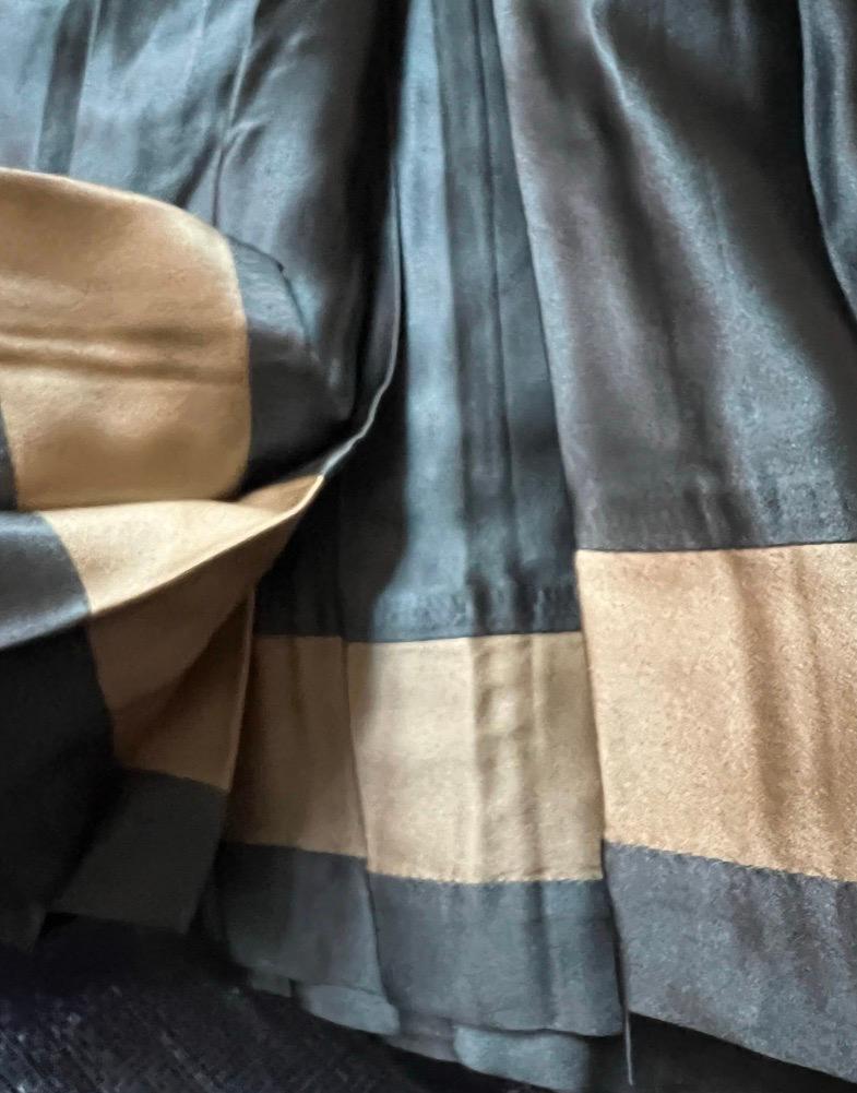 Silk Charmeuse Knife-Pleat Queen Bed Skirt with Pins, New, Slate Teal and Sand In Excellent Condition For Sale In Brooklyn, NY