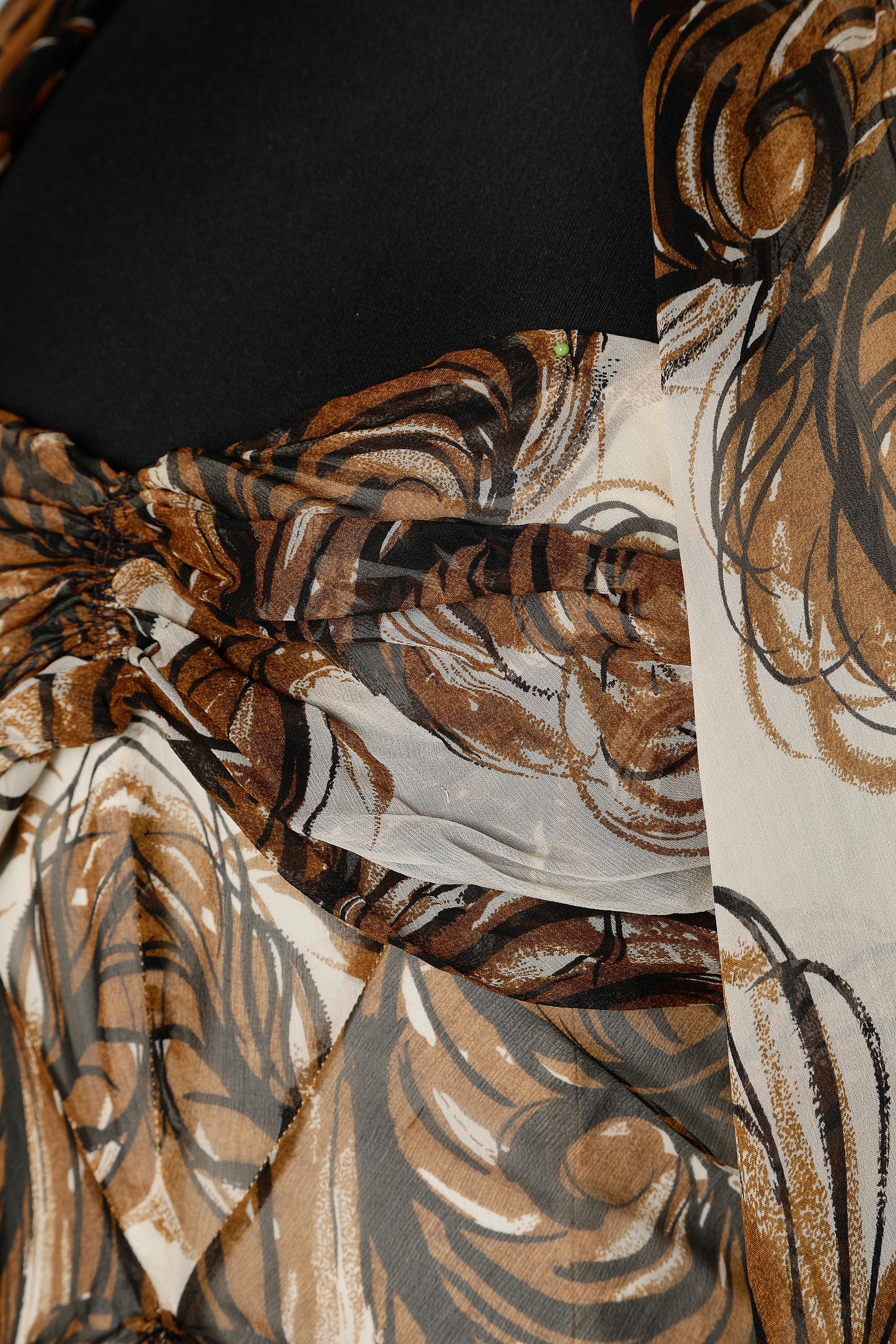 Silk, chiffon bustier evening dress with brown and black abstract print and scarf.
Zip in the middle back. Ivory crêpe lining.
Boned on the side of the bust and middle front.
SIZE S