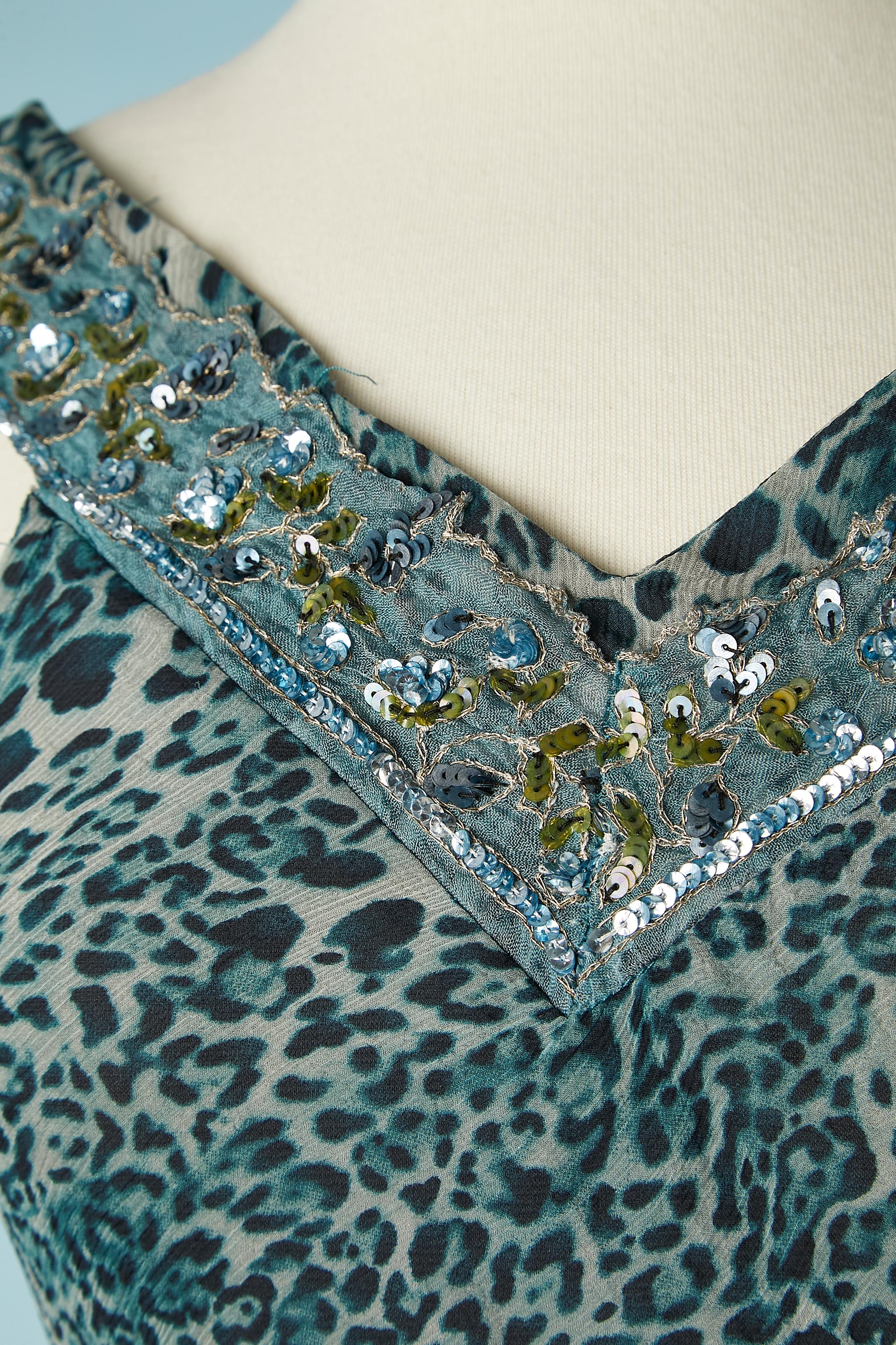 Sleeveless silk chiffon cocktail dress with leopard print and beaded neckline. Black polyester lining with silk chiffon edge in the bottom. Cut-work, biais. 
Rhinestone 