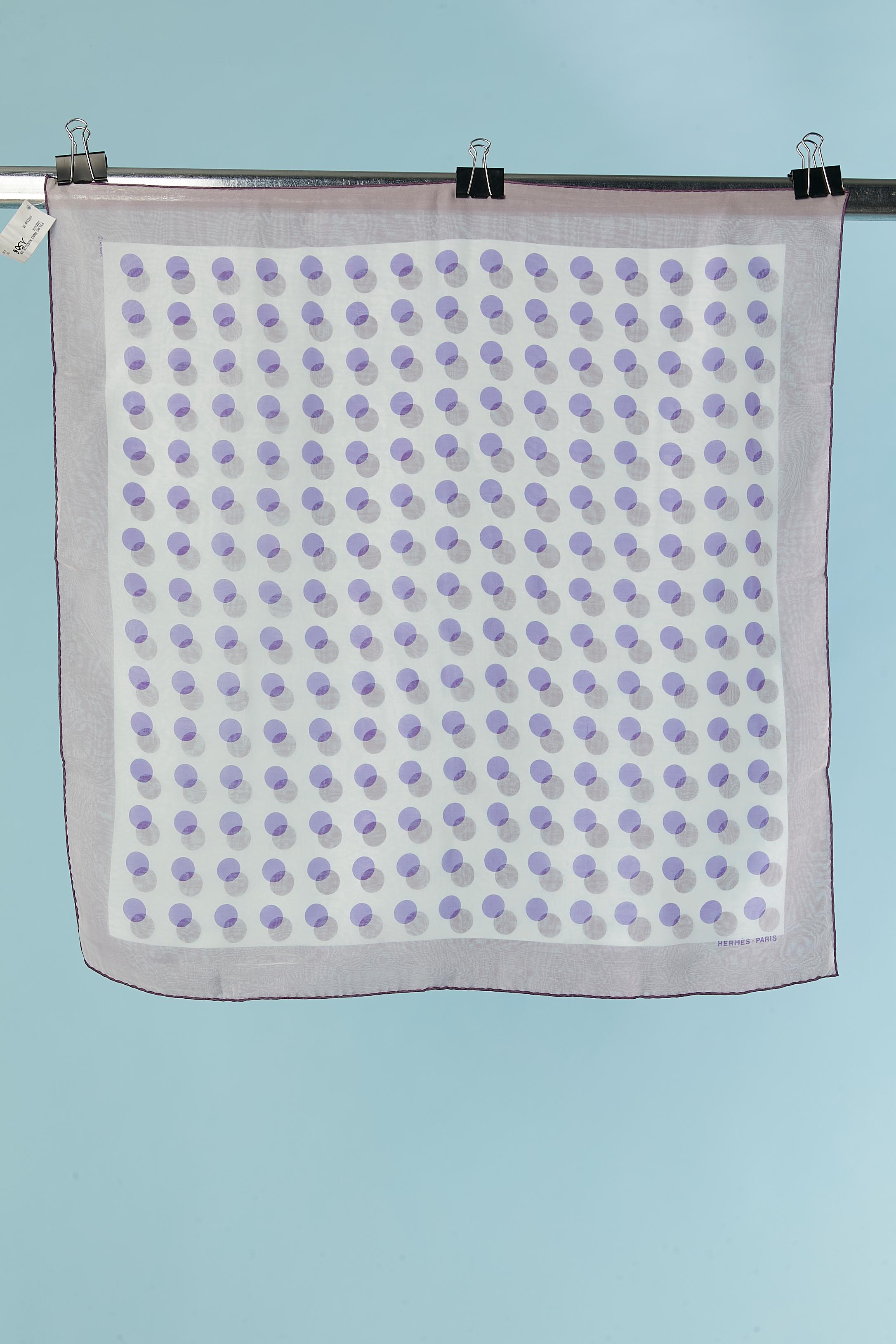 Sciarpa Carré piccola in chiffon di seta a doppio strato con Dot Dot. Nuovo con etichetta. Stampato su entrambi i lati.
DIMENSIONI 68CM X 69CM