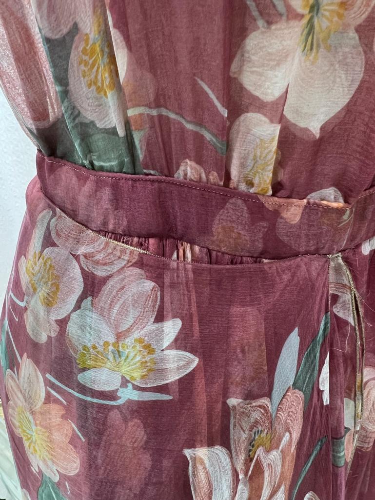 Abendkleid aus Seidenchiffon mit Blumendruck und Schal DANIEL ROLAND im Angebot 1