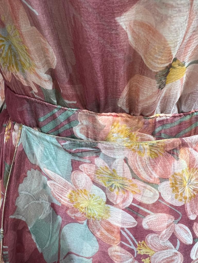 Abendkleid aus Seidenchiffon mit Blumendruck und Schal DANIEL ROLAND im Angebot 2