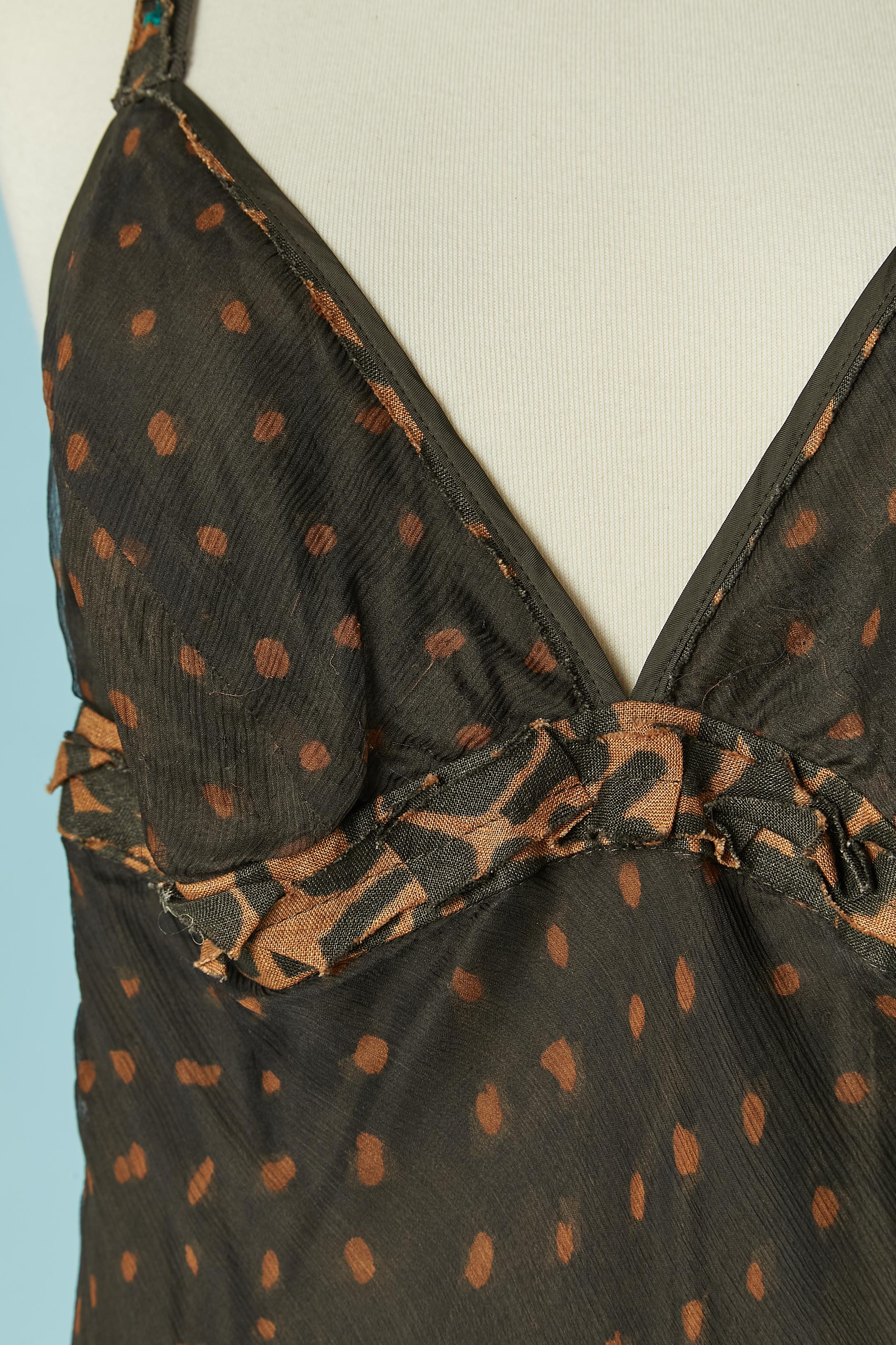 Vestido de gasa de seda moka y lunares marrón claro. Aplique de cinta de lino estampado de corte crudo en el tirante y bajo el pecho. Forro de rayón. Borde inferior en bruto. 
Cremallera invisible y corchete en el lado izquierdo. 
TALLA 42 (Fr) 10