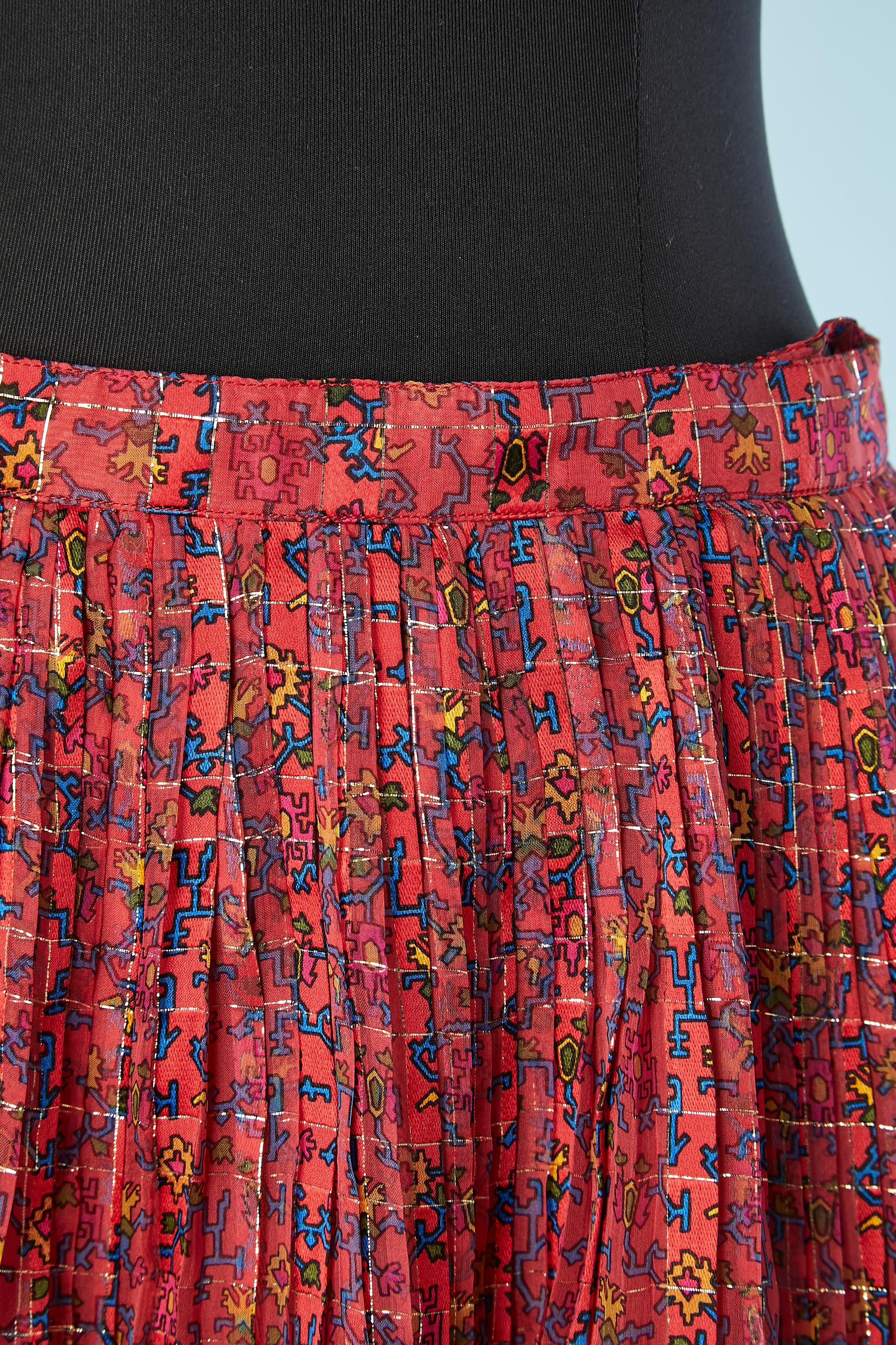 Silk chiffon and gold lurex thread printed skirt with ruffles. Red silk lining. Zip and hook&eye in the middle back. 
SIZE 40 (Fr) 8 (Us)  (small waist.)