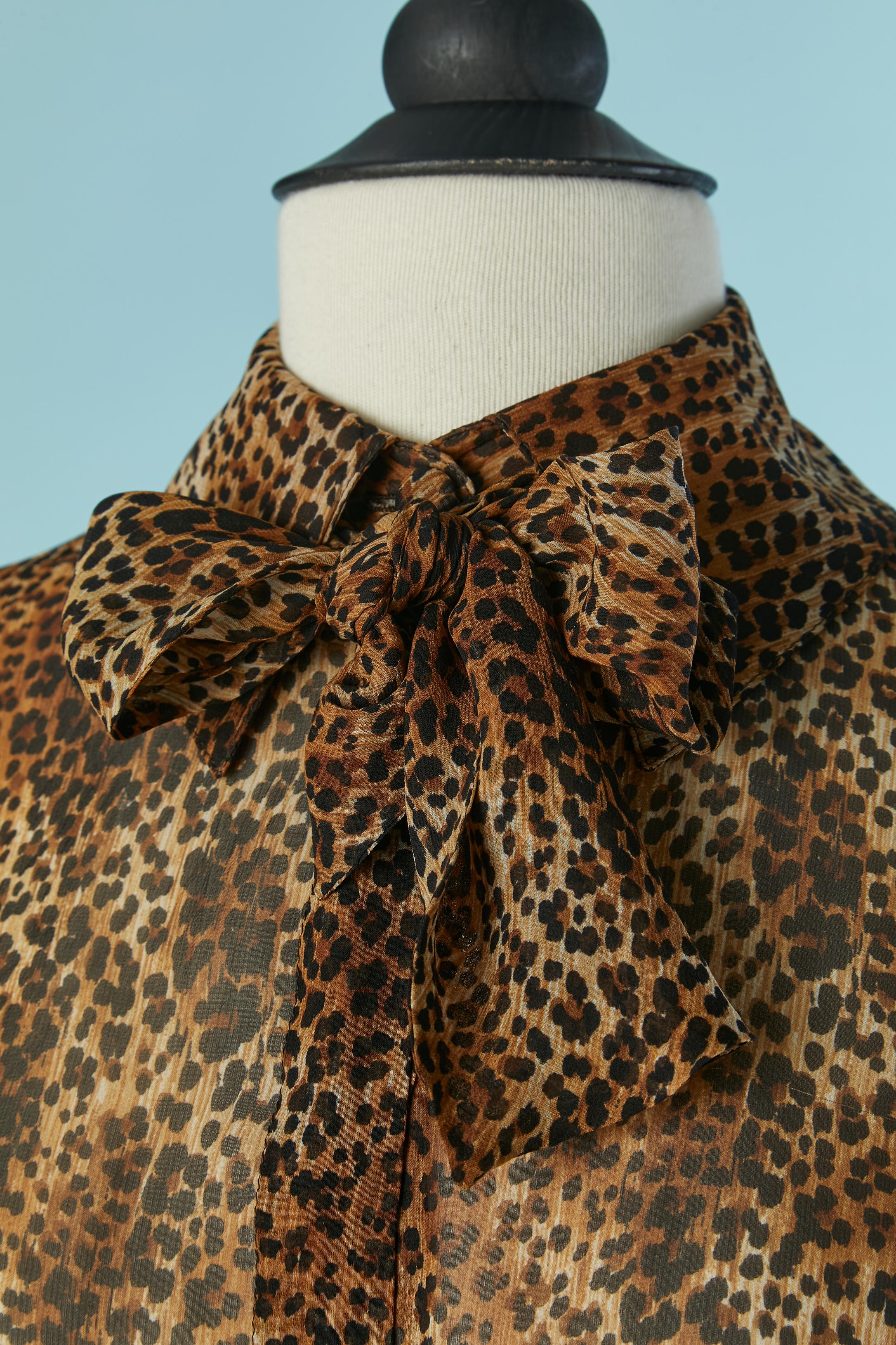 Camicia in chiffon di seta con stampa leopardata e papillon. Un bottone e un'asola in tessuto sulla parte centrale del davanti e un bottone nascosto sotto. Bottone in tessuto e asola sui polsini. 
TAGLIA 6 / S/ M. 
