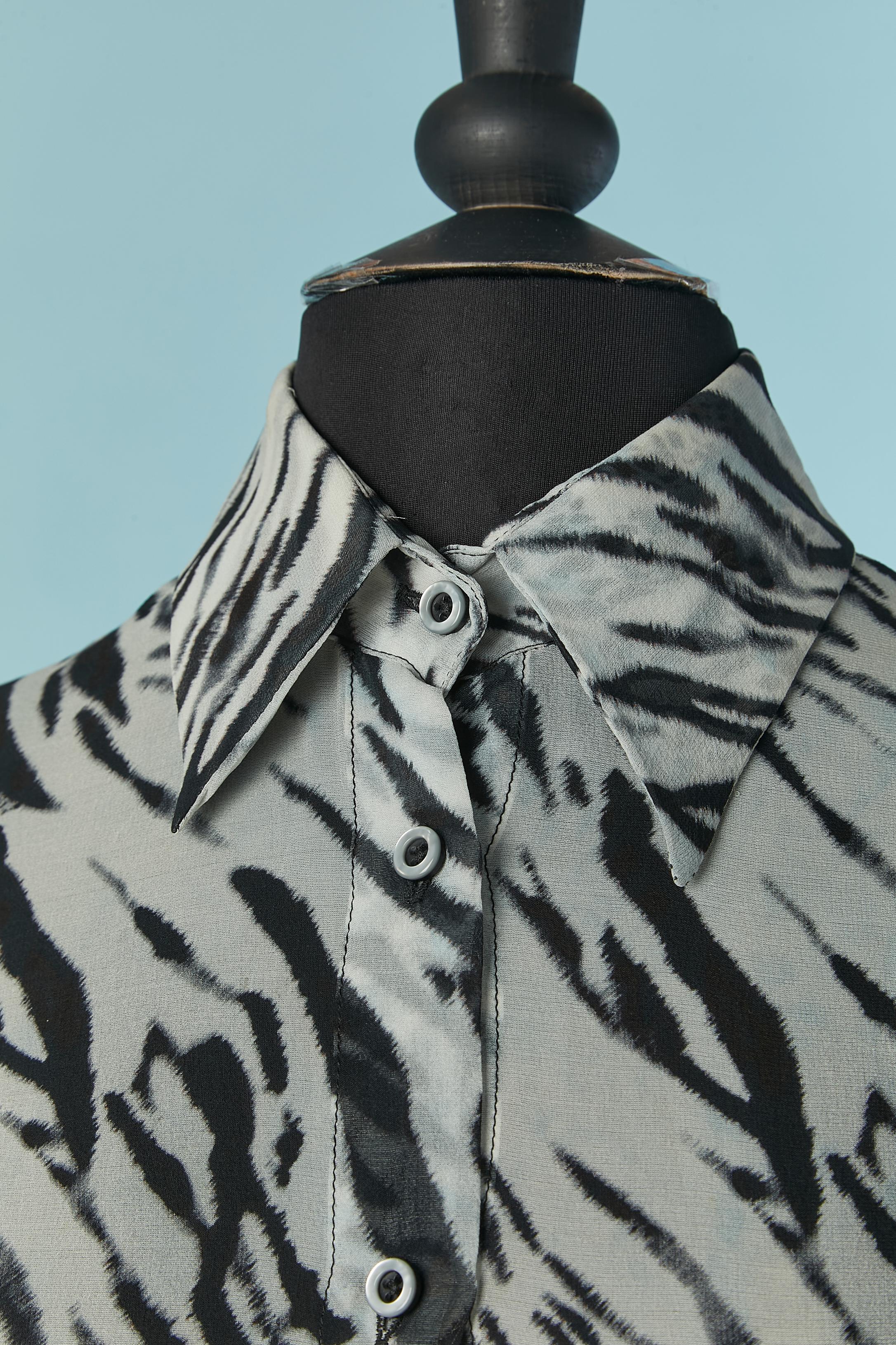 Camicia in chiffon di seta con stampa zebrata. Taglio e lavorazione. Chiusura con bottoni e asole sul centro davanti e sui polsini. 
TAGLIA XS 
