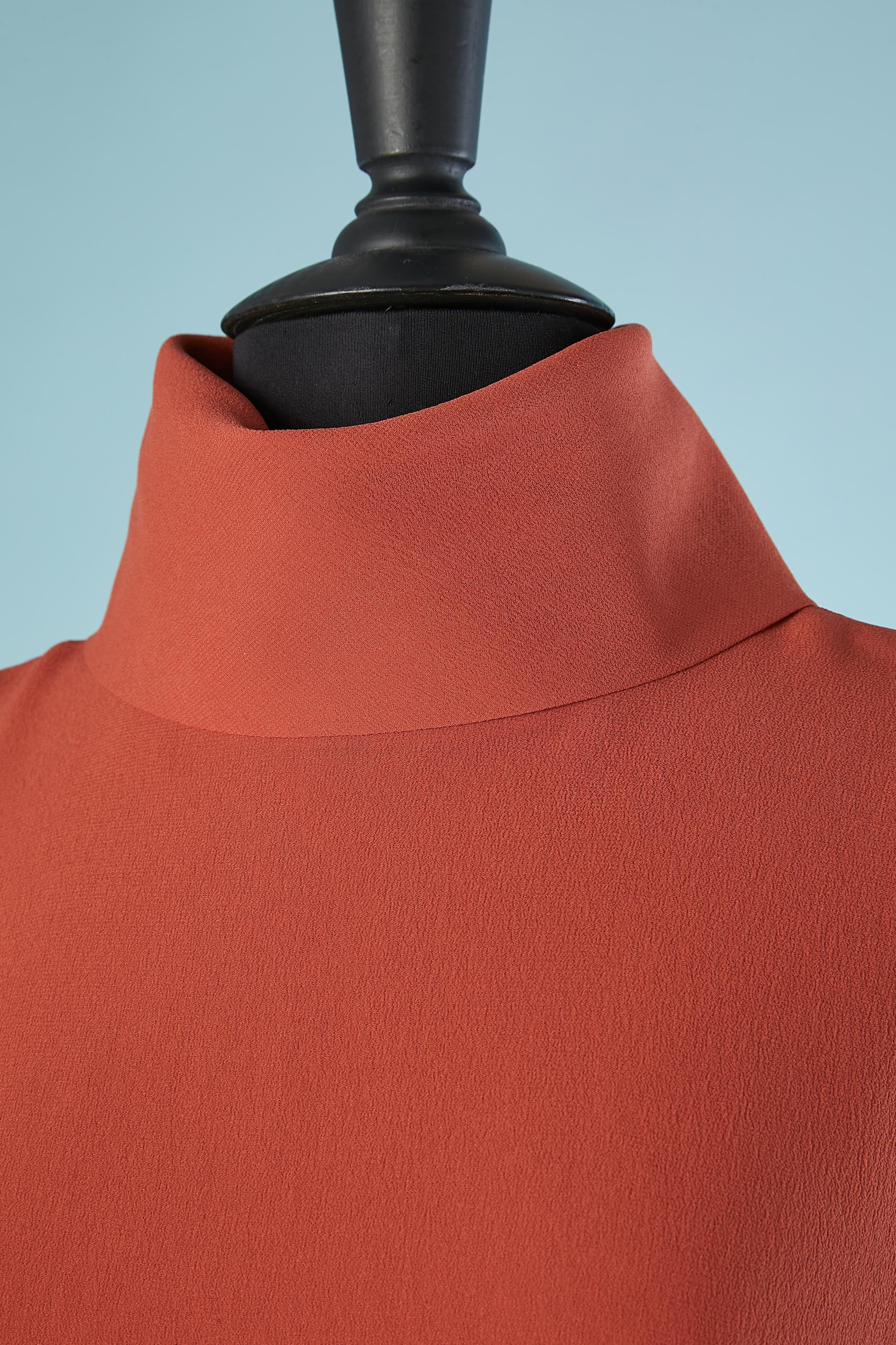 Seidenchiffon-Terrakota-Kleid mit Knopf und Knopfloch im Nacken. Doppelte Lagen Chiffon am Körper und eine Lage Chiffon an den Ärmeln (leicht durchsichtig) 
Authentizität durch Hologramm. 100 % Seide. 
GRÖSSE 44 (It) 40 (Fr) 10 (Us)

