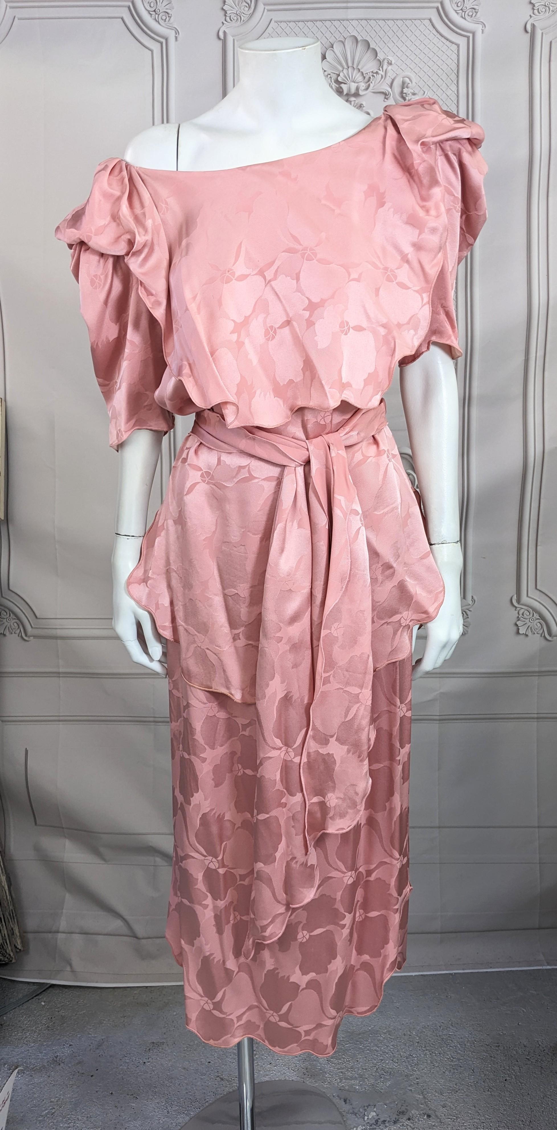 Ensemble 2 pièces en crêpe de soie Jacquard des années 1980. Tunique en jacquard de soie floral avec jupe élastiquée. Tunique superposée avec d'inhabituels panneaux flottants bordés de laitue. Les panneaux sont plus courts à l'avant et plus longs à