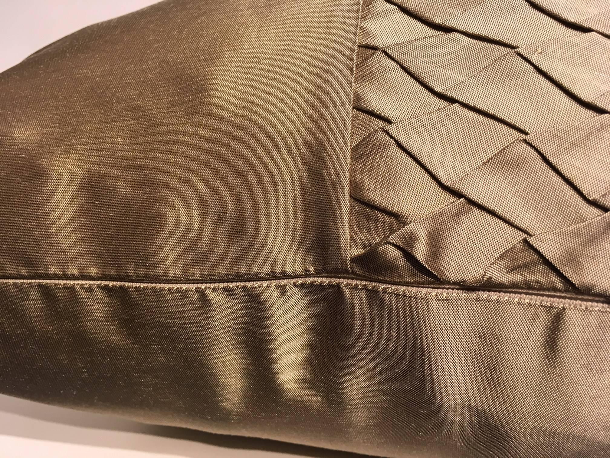 Moderne Coussin en soie plissé au centre avec détail de rayures Couleur Platine en vente