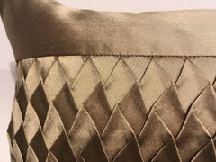 Cuscino in seta plissettato con dettaglio a righe orizzontali Colore Platino