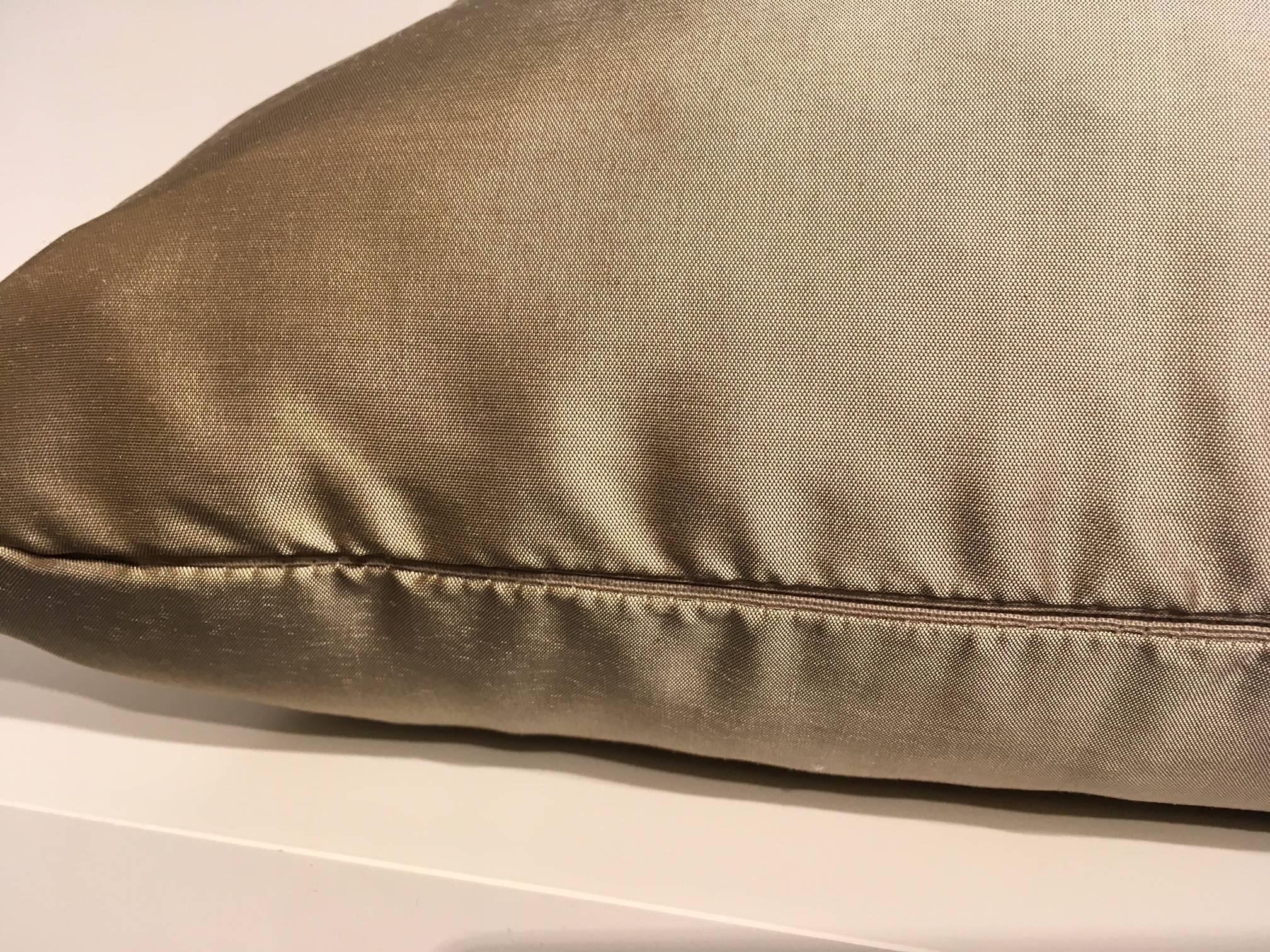 Moderne Coussin en soie plissé à rayures horizontales Couleur Pure Platine en vente