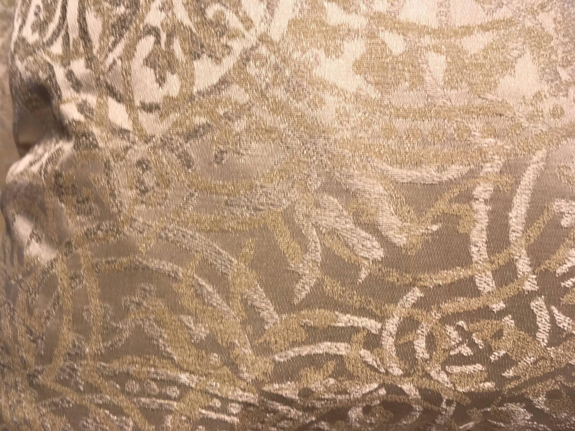 Ein Paar Kissen, Jacquard-Gewebe-Mix aus Seide und Baumwolle von Rubelli mit zeitgenössischem ornamentalem Muster in den Farben Elfenbein und Hellgold, Rückwand ist einfarbiger Seidensatin, Kissengröße 30 x 45cm, verdeckter Reißverschluss in der