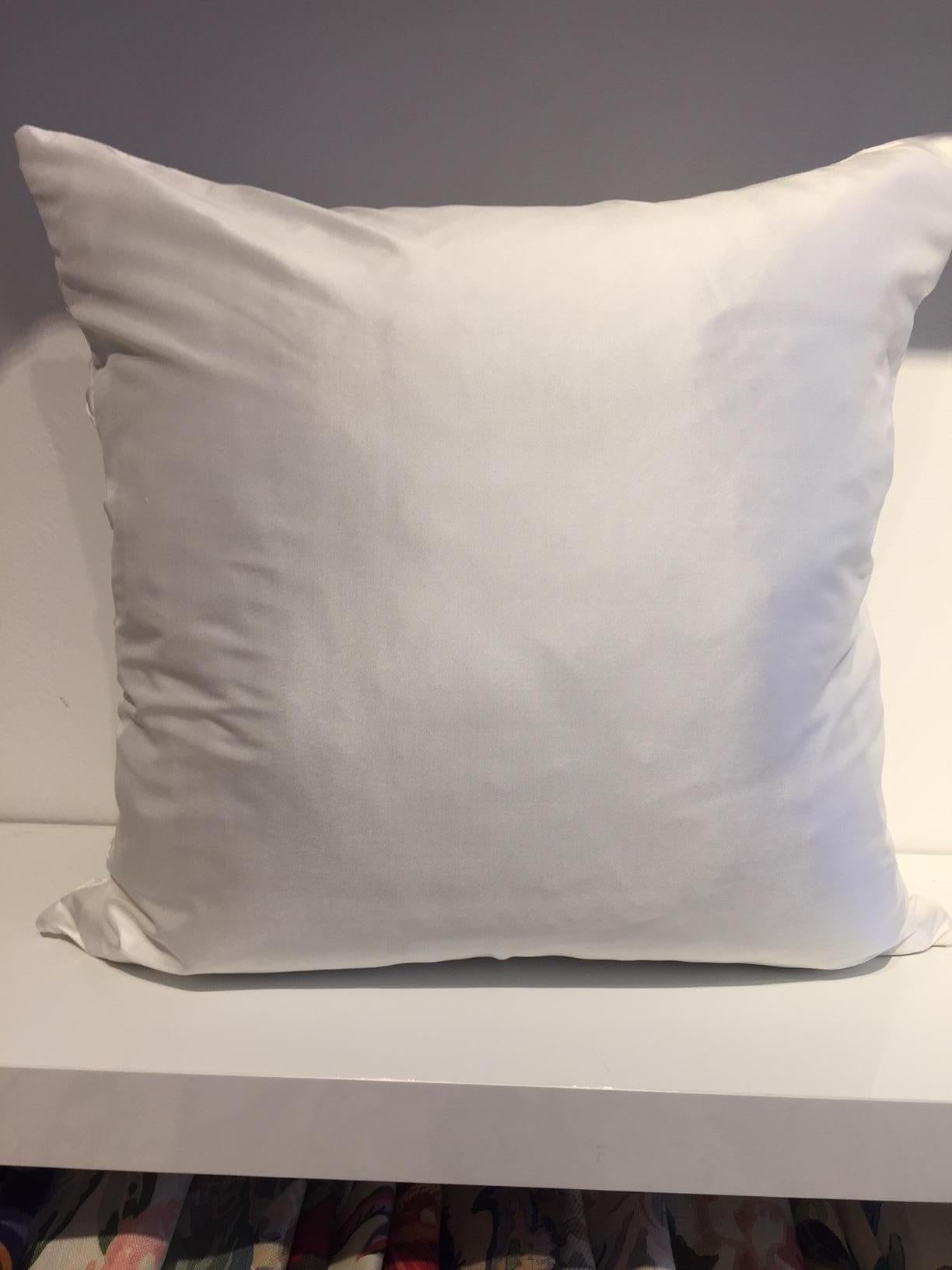 Seidenkissen plissiert Opal Muster geprägte Farbe Auster Quadratisch Größe (Deutsch) im Angebot