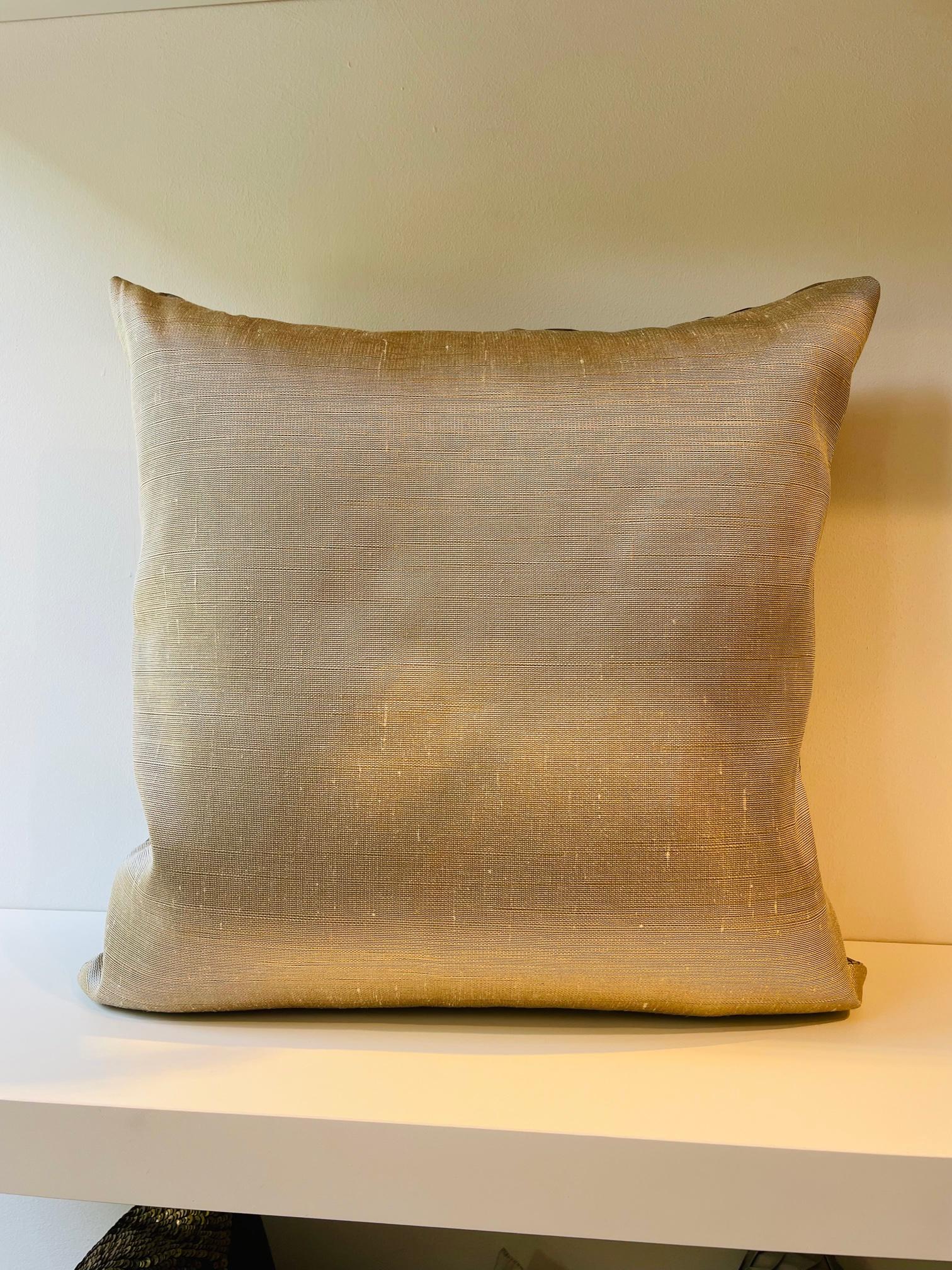 Silk Cushions Pleated Pattern Embossed Color Platinum Square Size In New Condition For Sale In Hamburg, DE