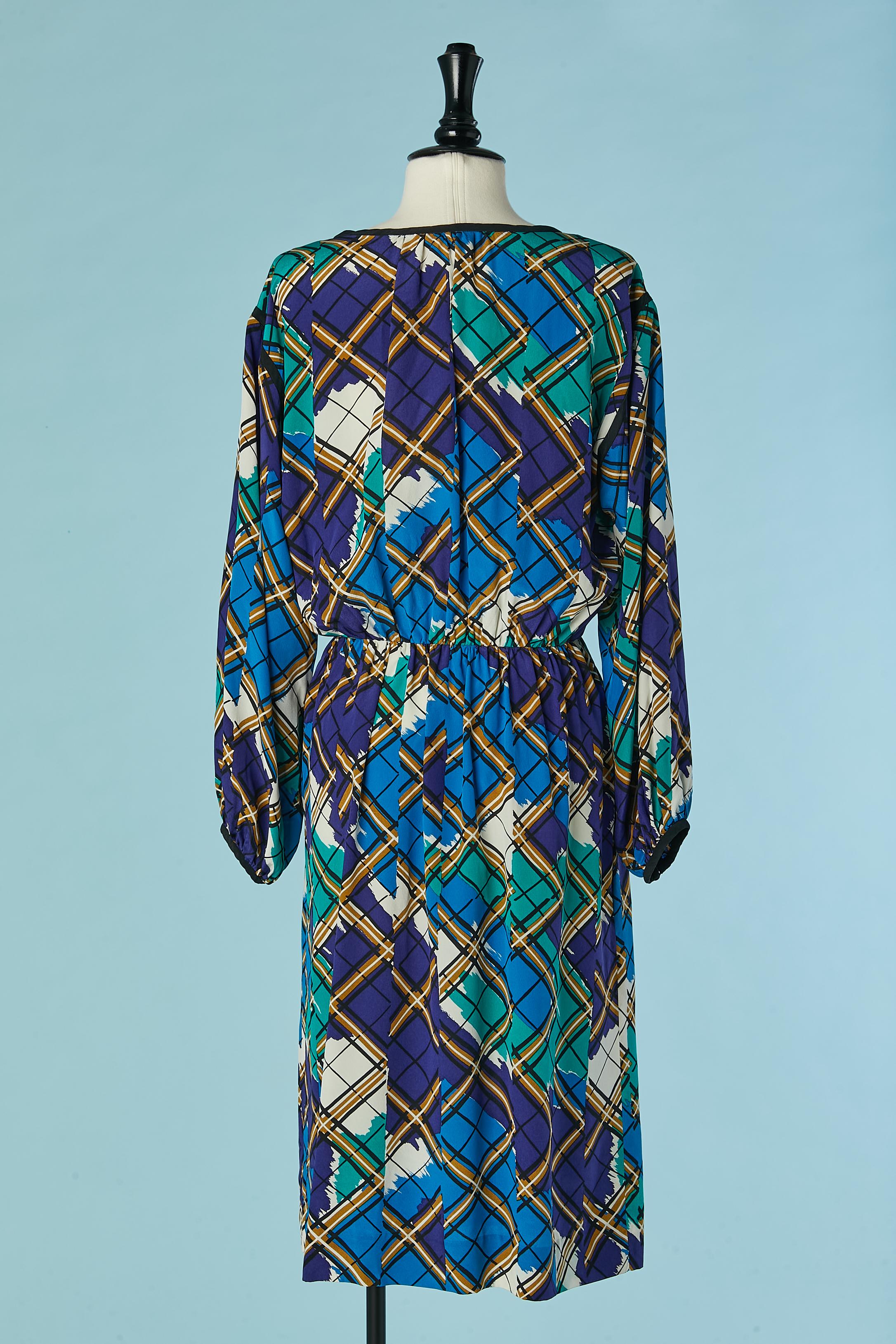 Tageskleid aus Seide mit bedrucktem kariertem Muster von Yves Saint Laurent Variation im Zustand „Hervorragend“ im Angebot in Saint-Ouen-Sur-Seine, FR