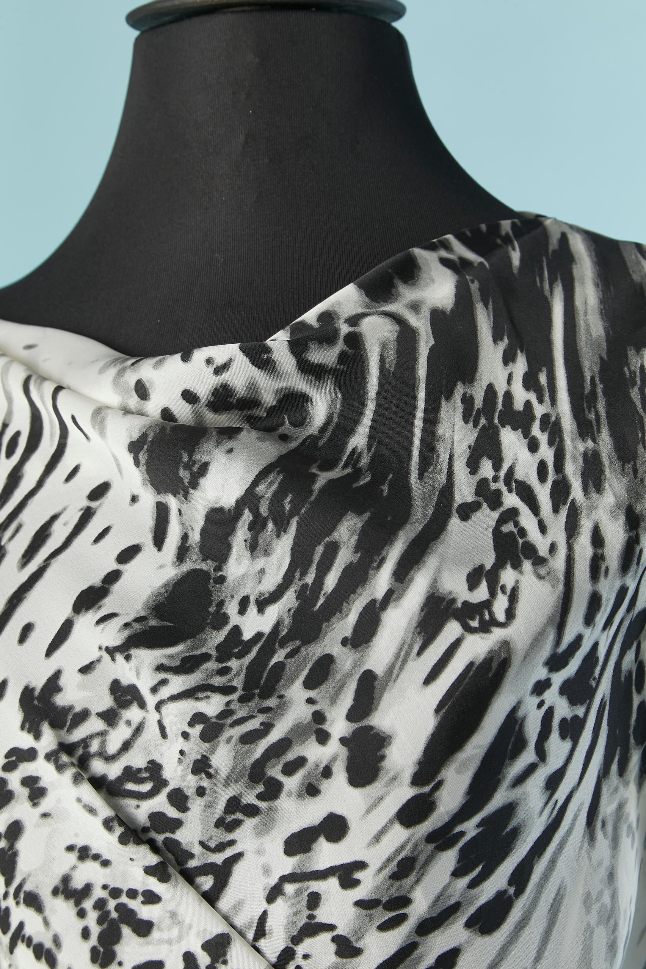 Silk draped dress with black and white print. Invisible zip on the left. 
SIZE 36 (Fr) S 