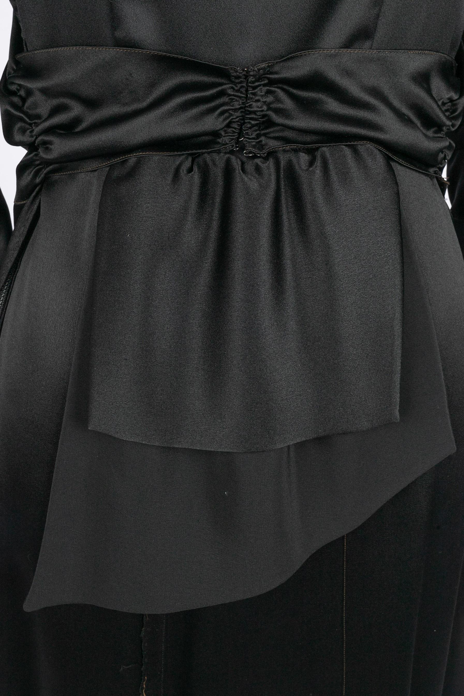 INCONNU - Longue robe en soie noire des années 1930. Etiquettes de taille et de composition manquantes, il convient à un 36FR.

Condit :
Très bon état.

Dimensions :
Largeur des épaules : 38 cm - Poitrine : 43 cm - Taille : 34 cm - Longueur des