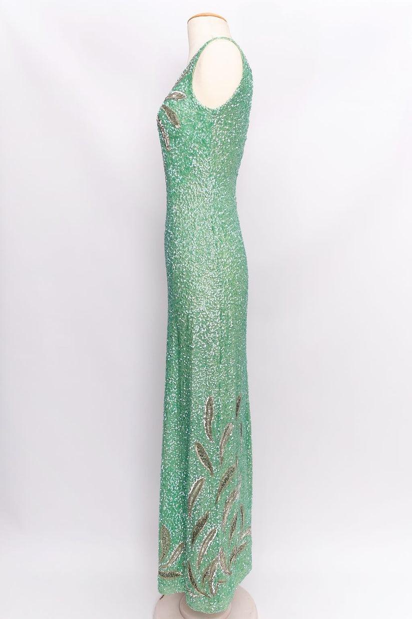 Abito in seta ricamato con paillettes e perline. Circa anni '60-'70. Nessuna firma. Senza composizione o cartellino della taglia, veste una taglia 36FR.

Informazioni aggiuntive:
Condizioni: Ottime condizioni
Dimensioni: Busto 40 cm (15,74