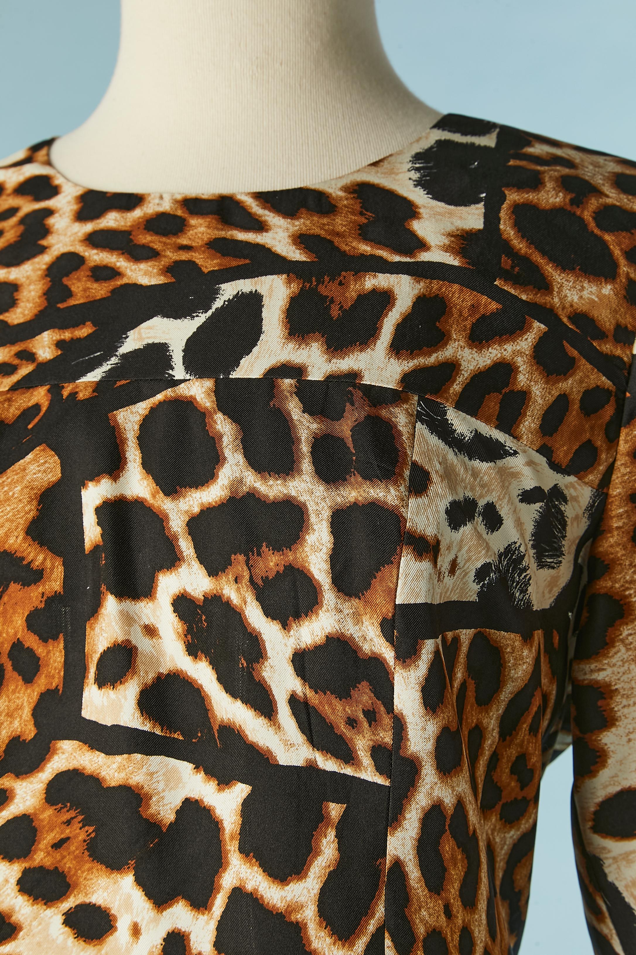 Seidenkleid mit Leopardenmuster . Unsichtbarer Reißverschluss in der Mitte des Rückens und Haken & Ösen. 
Größe 42 (Fr) L 