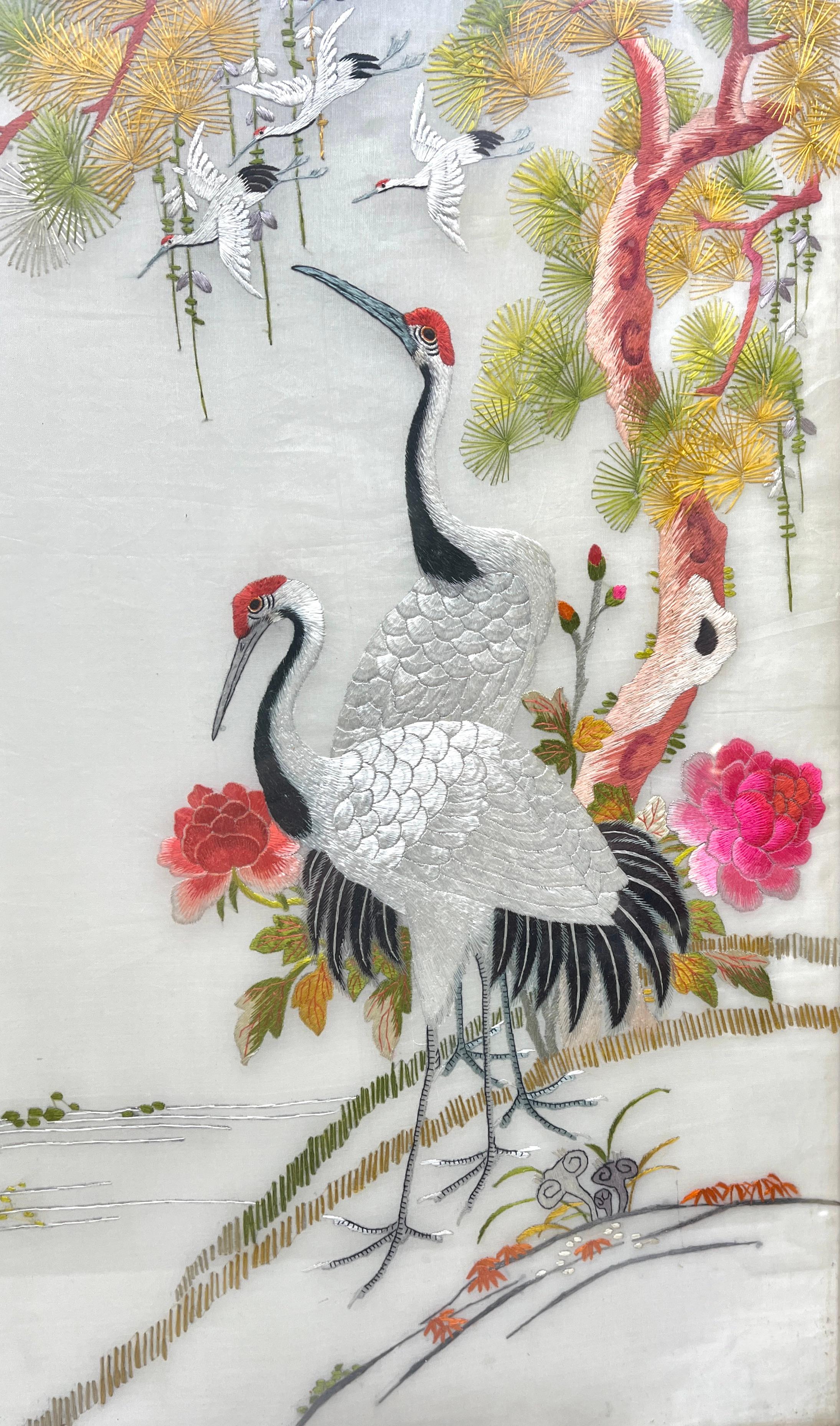 Art nouveau Des photos brodées en soie représentant une paire d'oiseaux grues dans un décor d'extérieur en vente