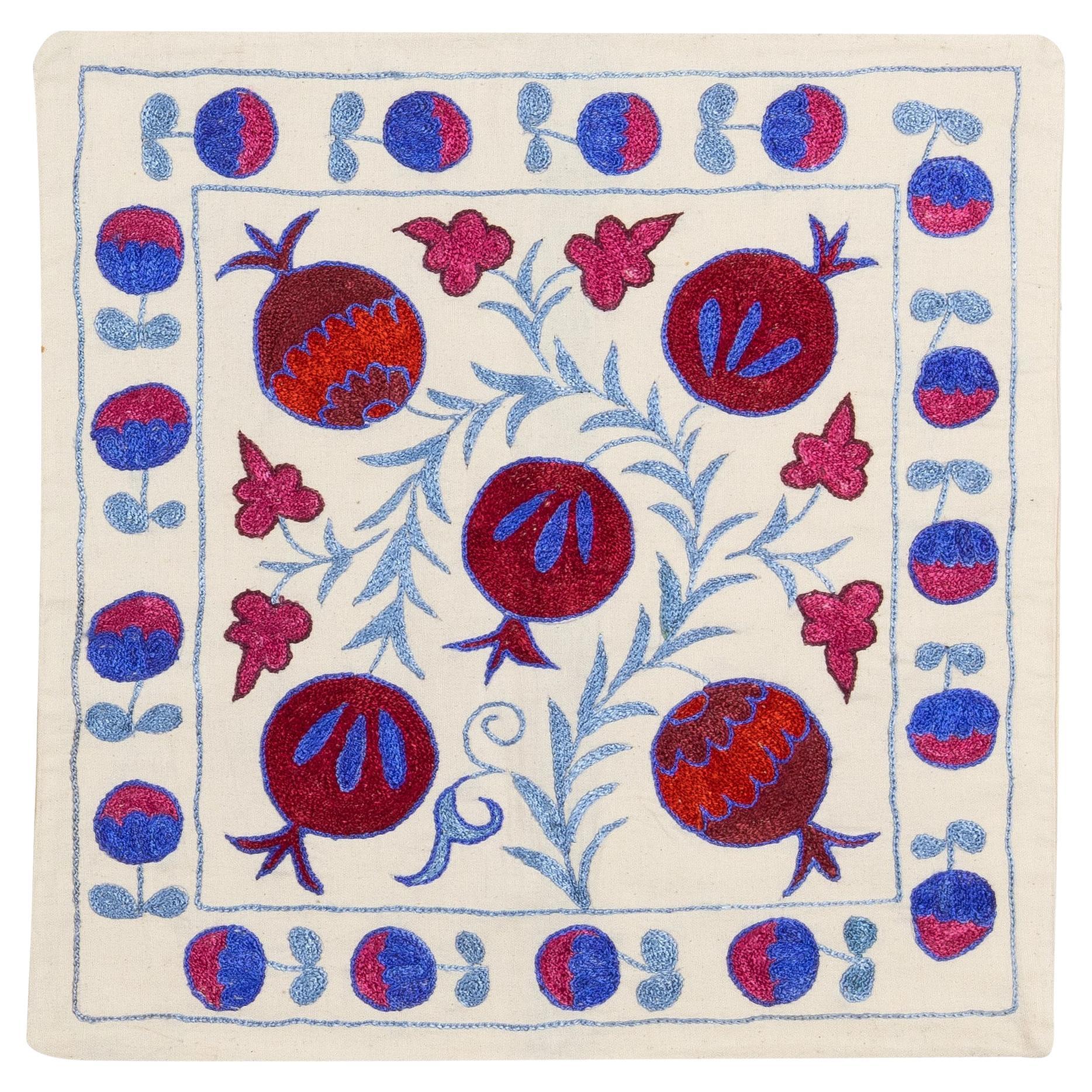 Kissenbezug aus Seide mit Stickerei in Burgunderrot und Blau. Handgefertigtes Suzani-Spitzen-Kissen im Angebot